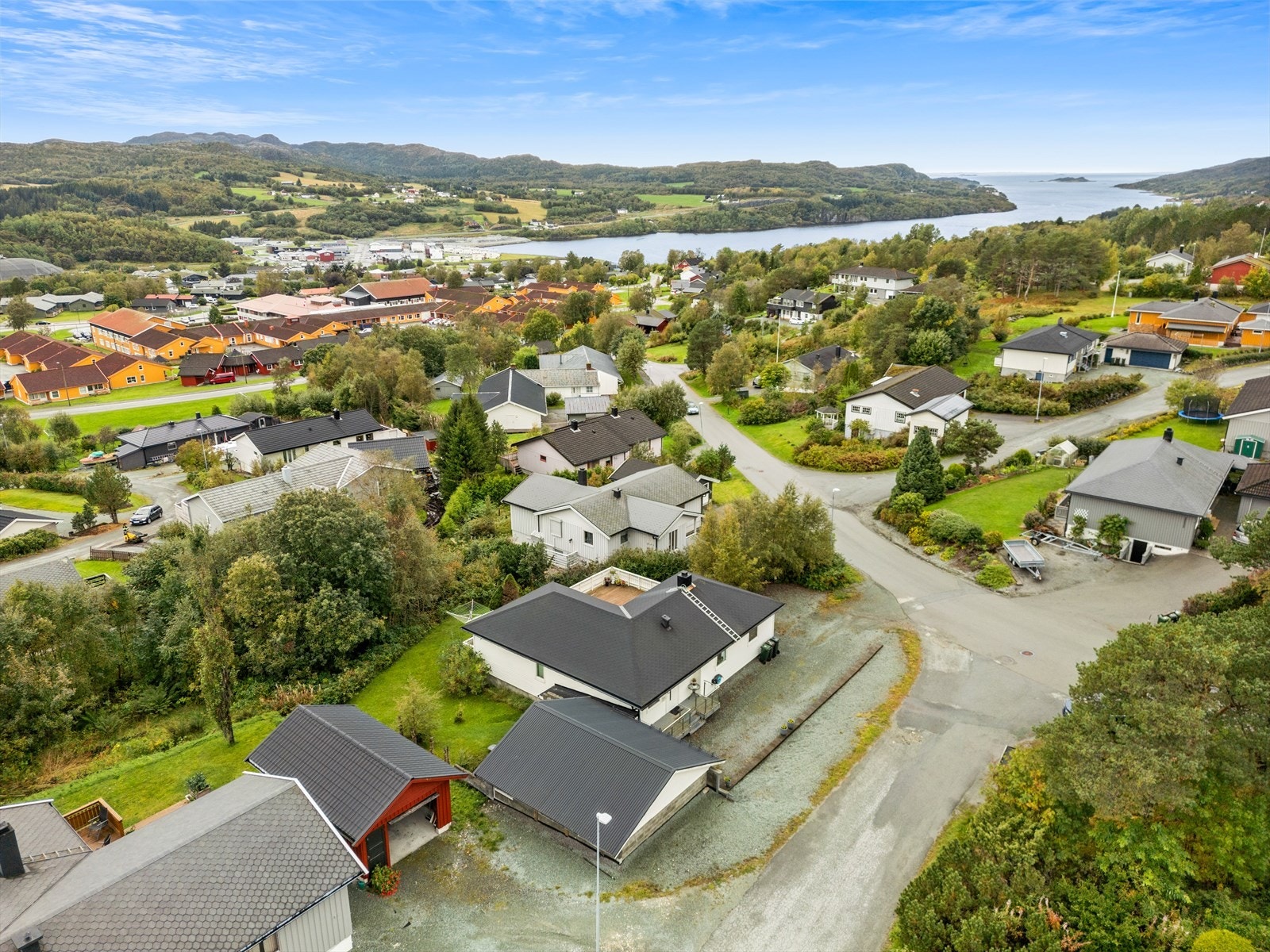 Boligen ligger flott plassert høyt i boligfeltet i Bjugn med utsikt over sentrum og fjorden. Galleribilde