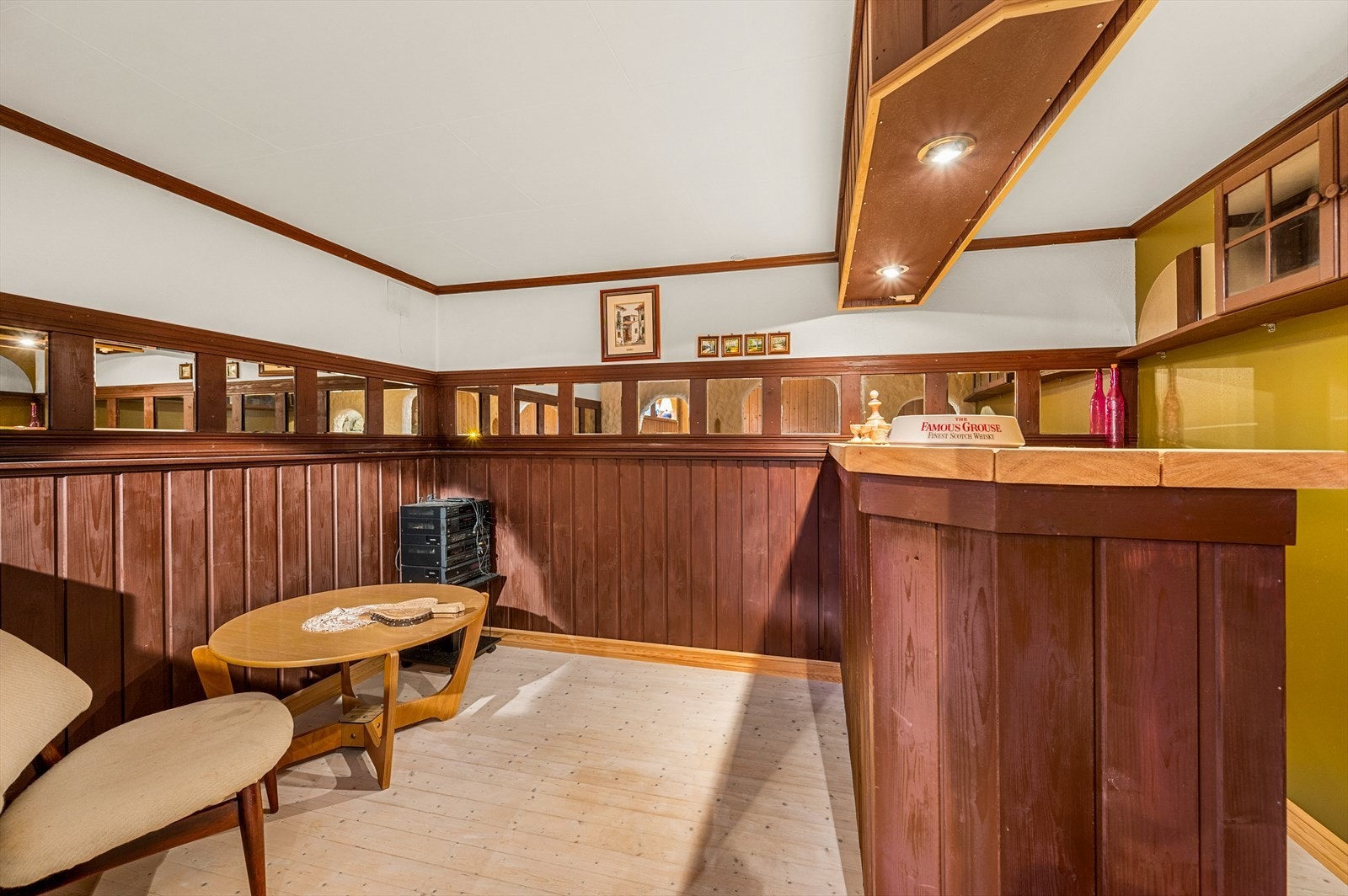 I tillkytning til kjellerstue har eier bygd et "barrom". I tillegg til dette finnes det vaskerom og over 30m² med bodareal i kjelleren noe som gjør det mulig å opprette utleiedel i etasjen med egen inngang. Galleribilde