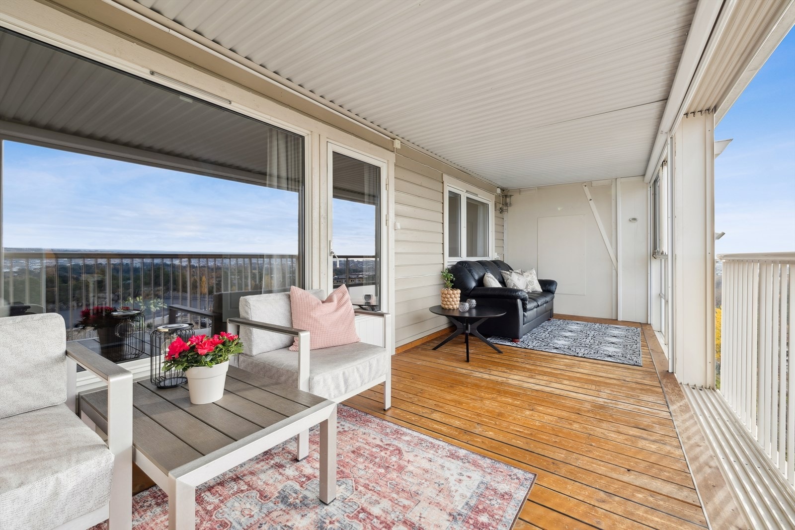 Romslig balkong med god plass til å møblere i flere soner. Galleribilde