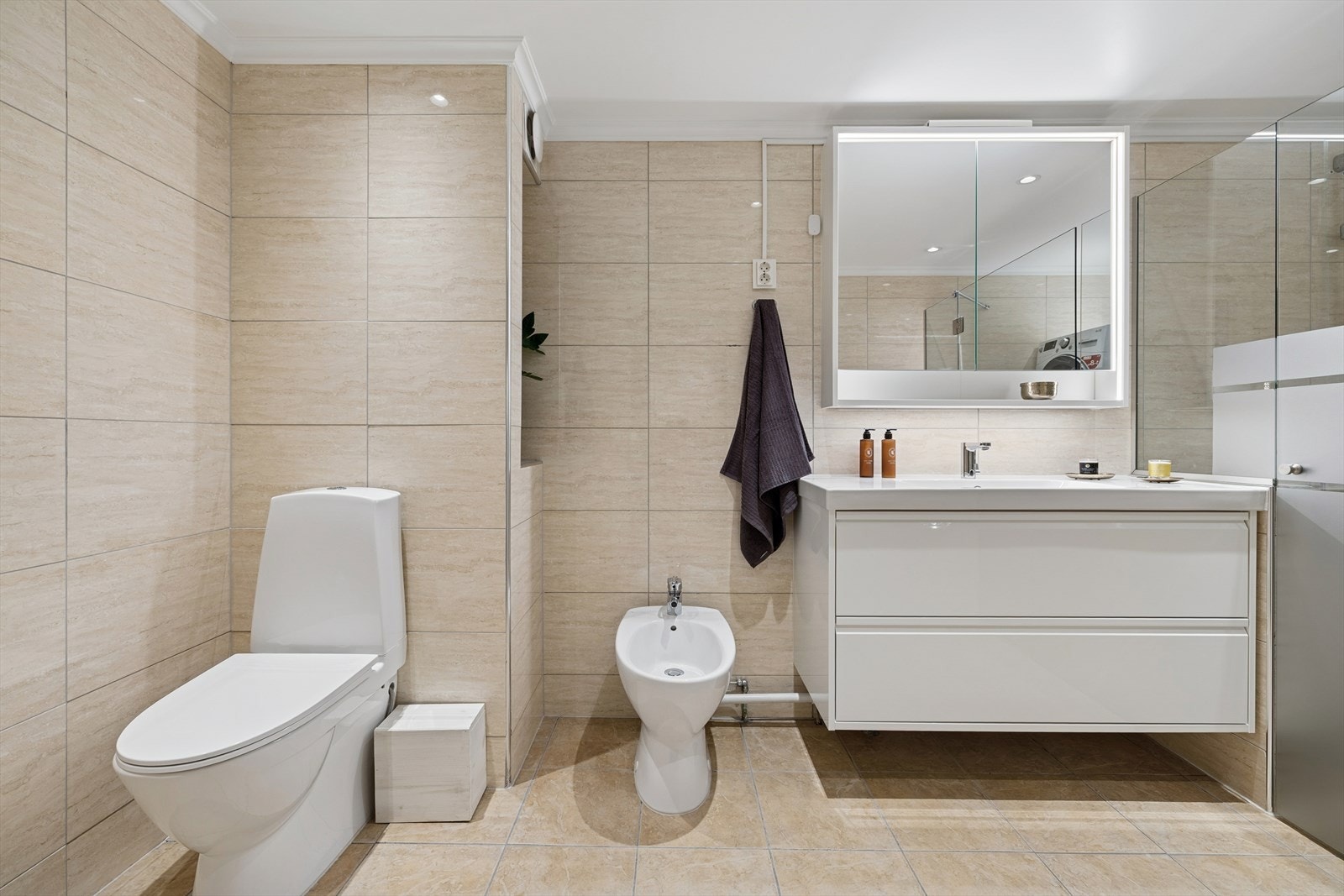 Flislagt baderom fra 2009 som har elektriske varmekabler i gulvet. Galleribilde