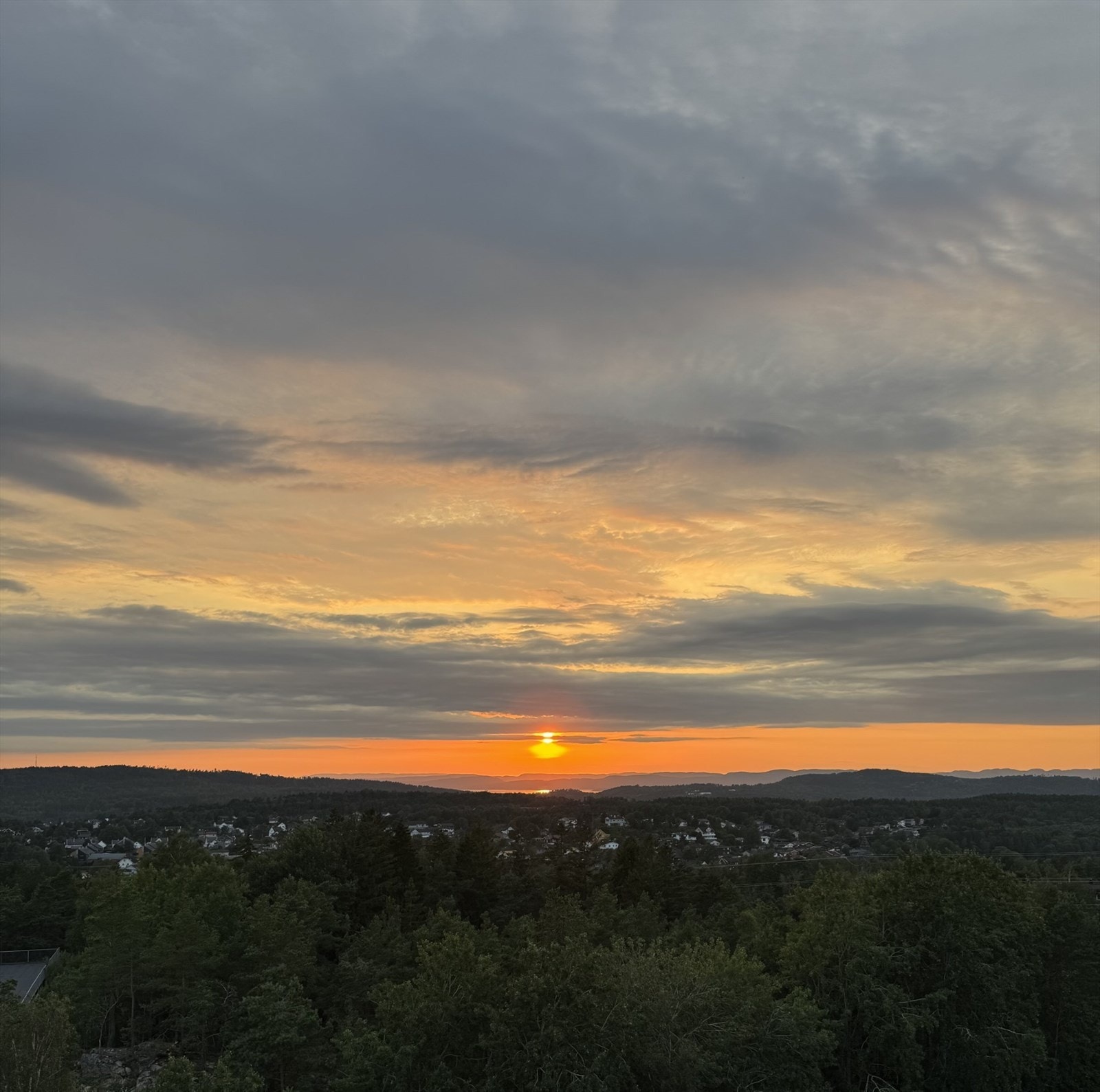 Selgers private bilde av flott solnedgang fra balkong. Galleribilde