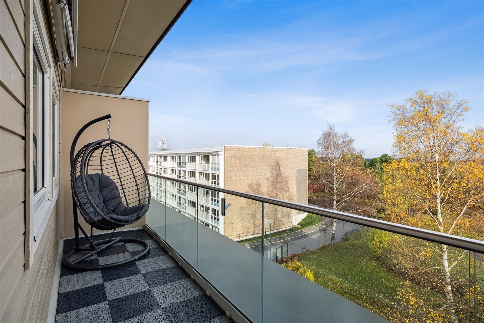 Her kan kaffekoppen nytes i morgensolen. Galleribilde