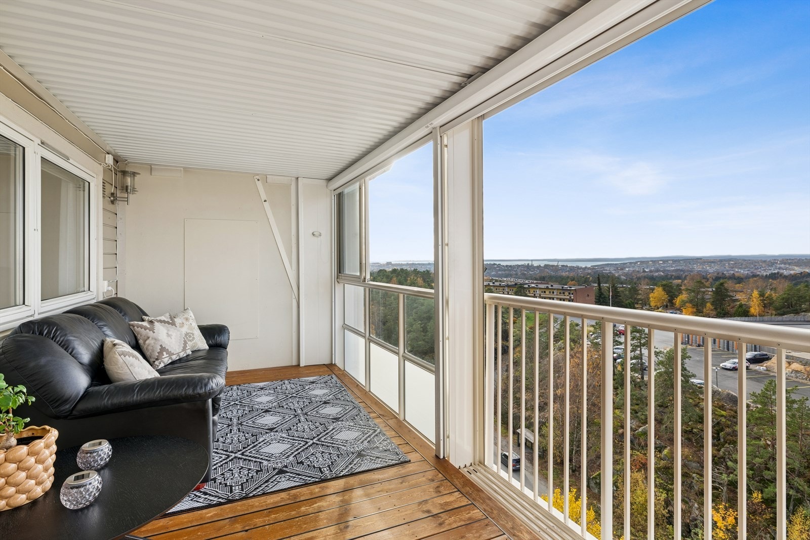 Glassene kan trekkes helt bort og fungeres som en forlengelse av stuen på sommerdager. Galleribilde