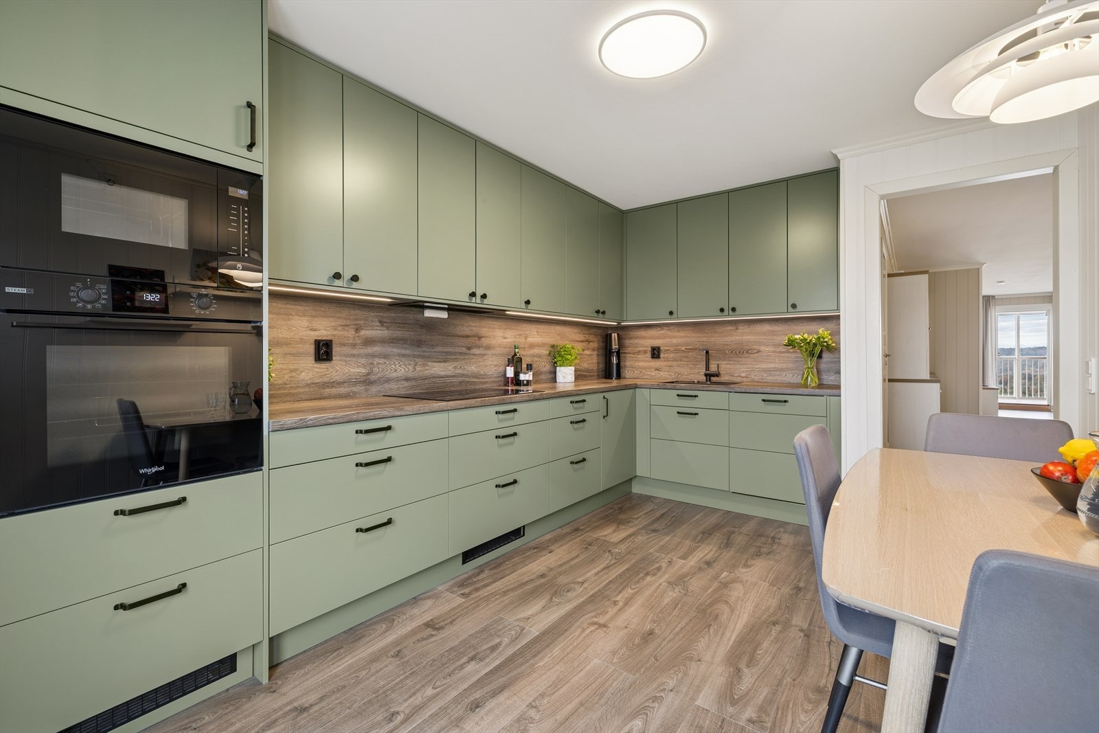 Kjøkkenet er innredet i en praktisk form og har godt med skap- og benkeplass. Galleribilde