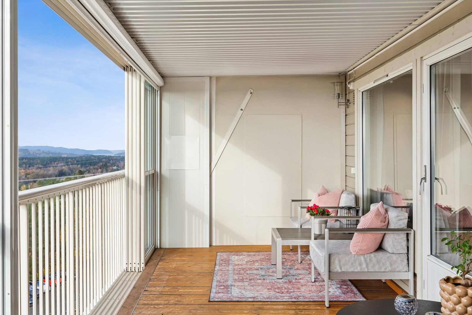 En gjennomgående toppleilighet med to balkonger, hvorav den ene er innglasset. Galleribilde