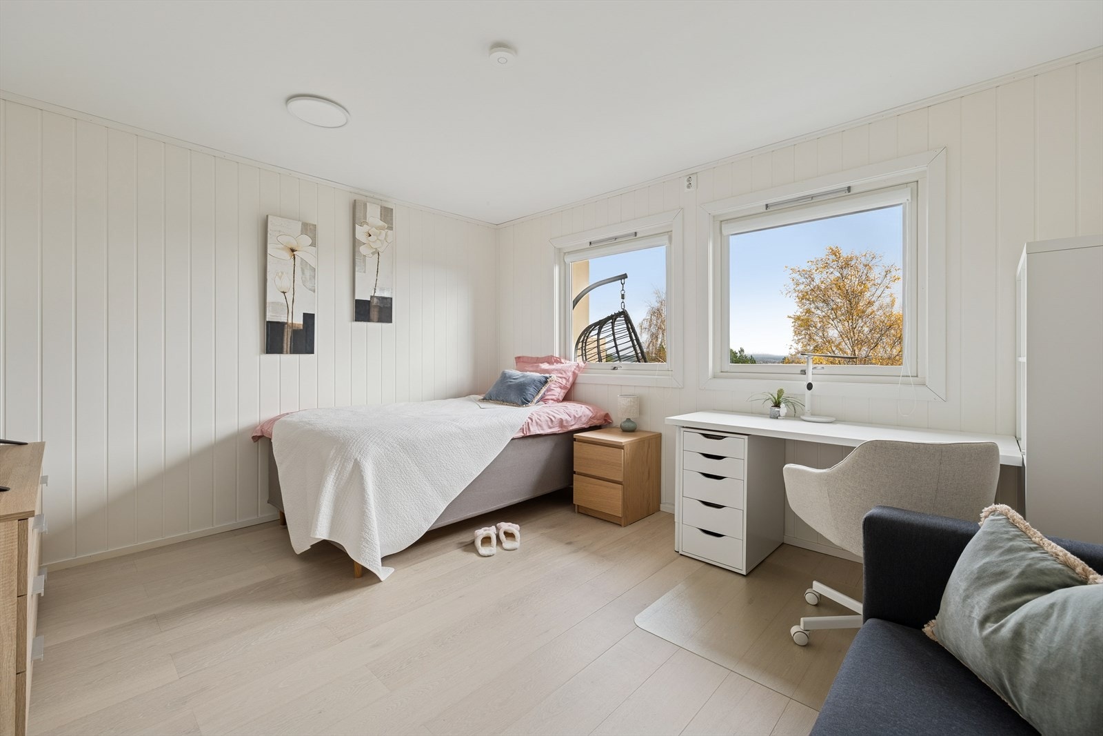 Rommet var opprinnelig to soverom, som kan tilbakeføres om ønskelig. Overflatene er pusset opp. Galleribilde