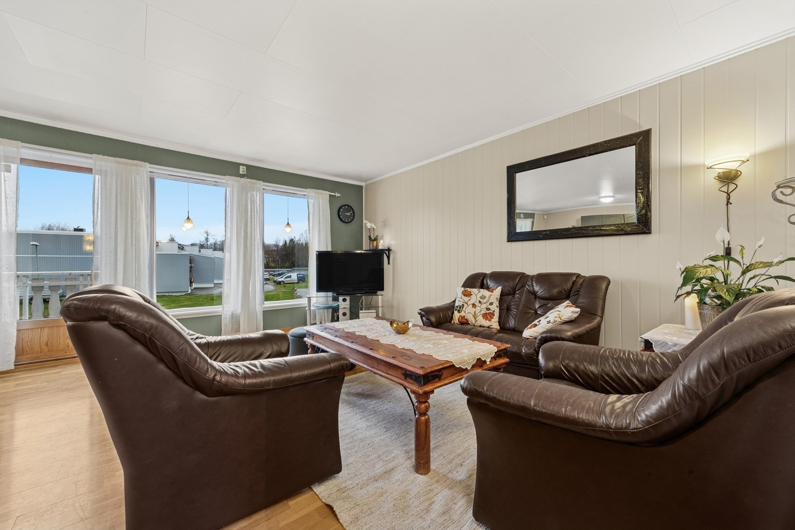 Vi beveger oss videre inn i en lys og innbydende stue med gode vindusflater. Galleribilde