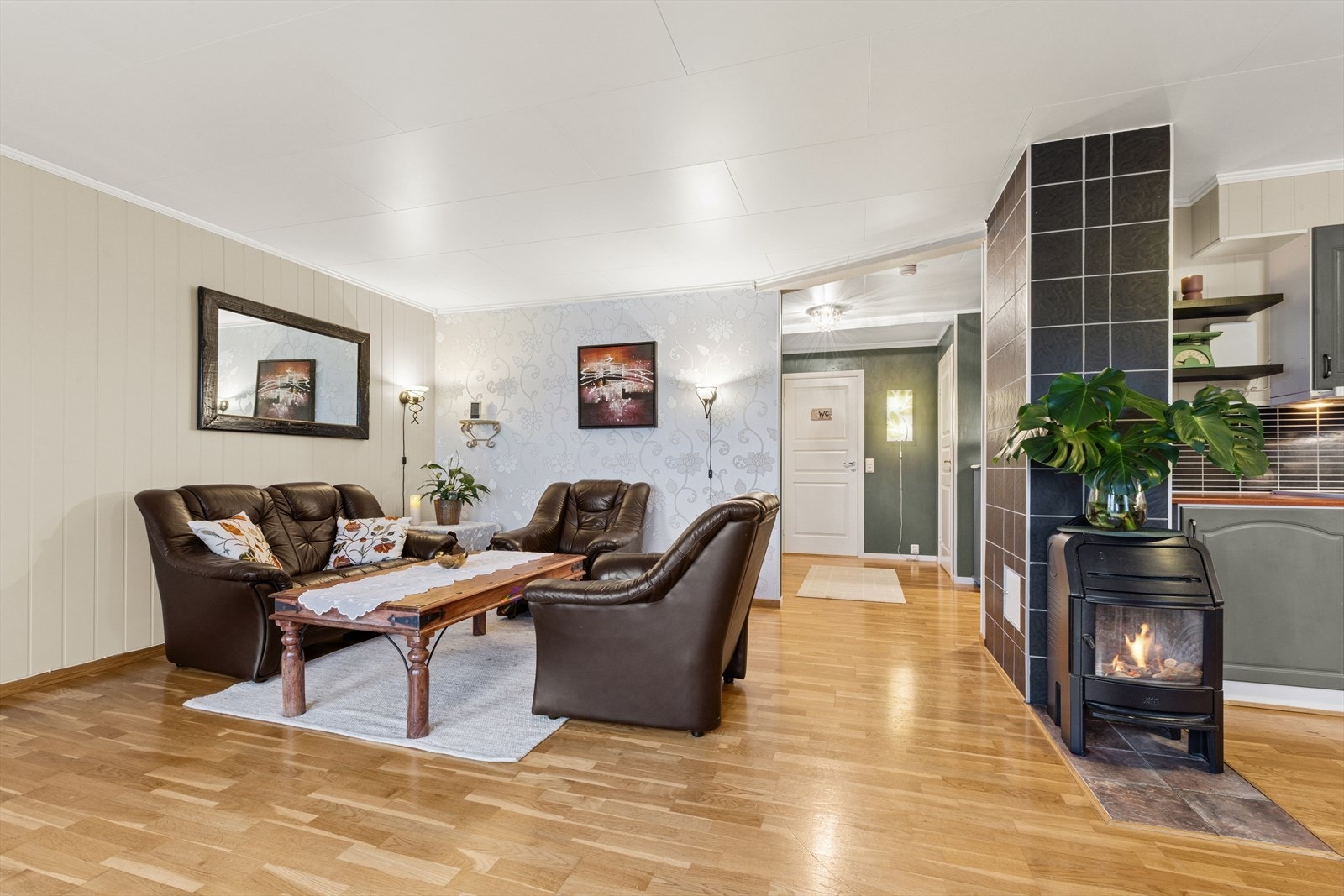 Sofakroken finner fort sin naturlige plass i rommet, og tv-en kan med fordel plasseres mot/på vegg. Galleribilde