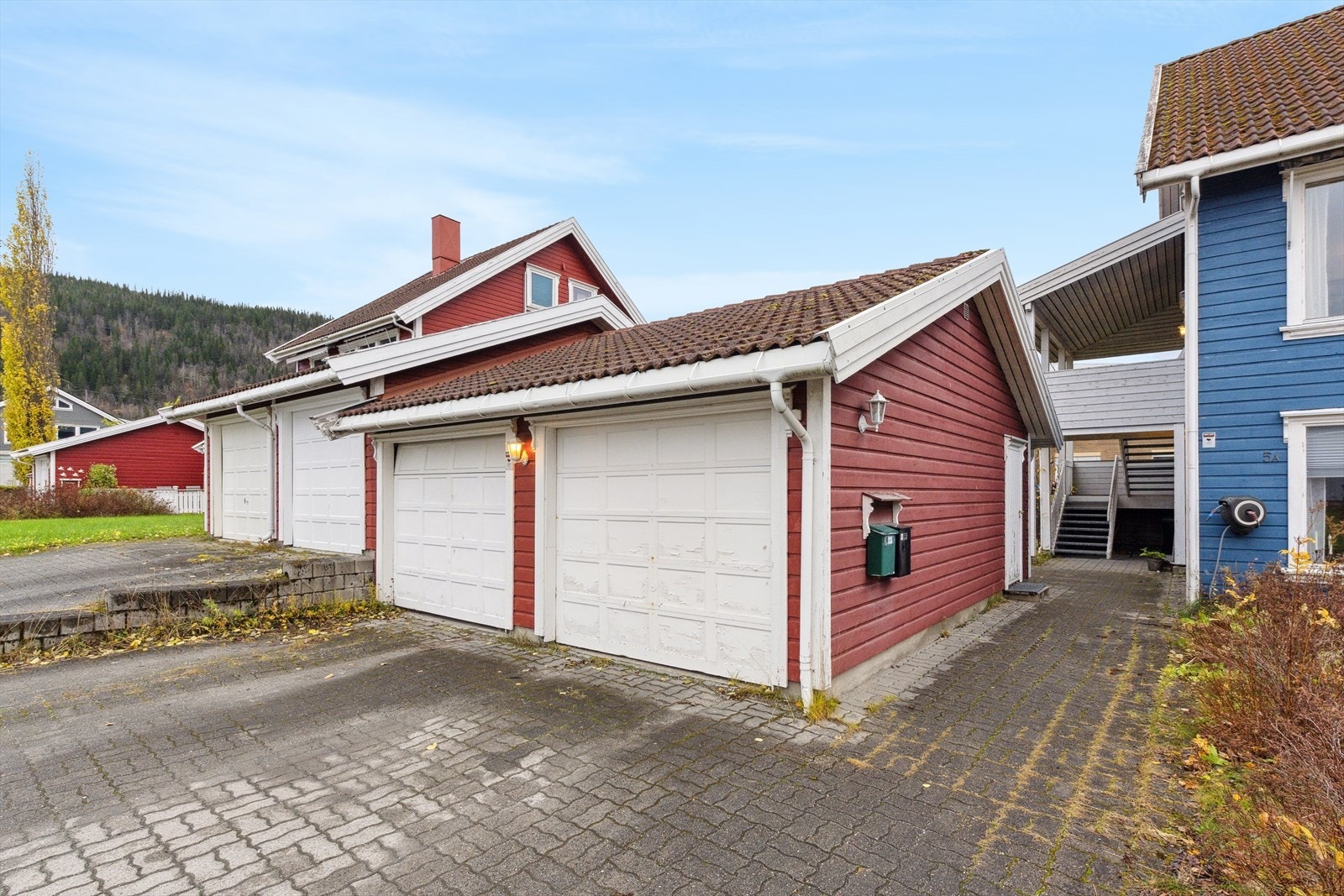 Parkering i halvpart av dobbelgarasje samt innkjørsel. Galleribilde