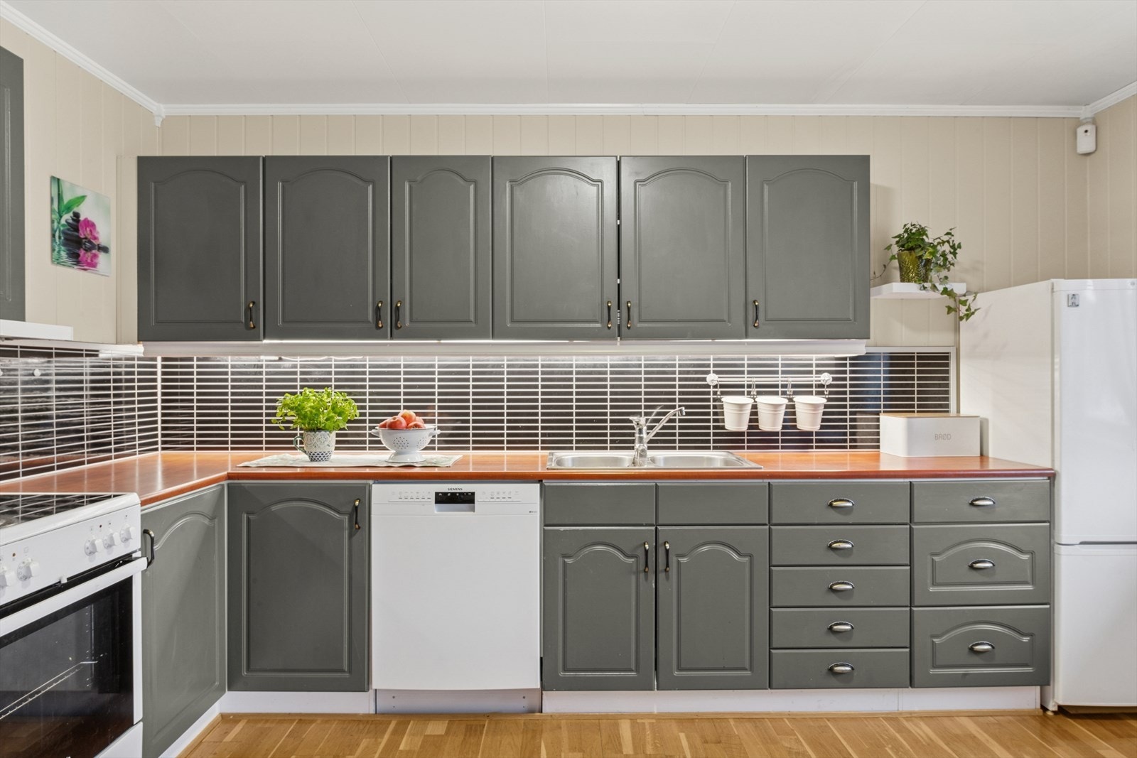 I innredningen er det plass for frittstående komfyr, oppvaskmaskin og kjøl/frys. Galleribilde