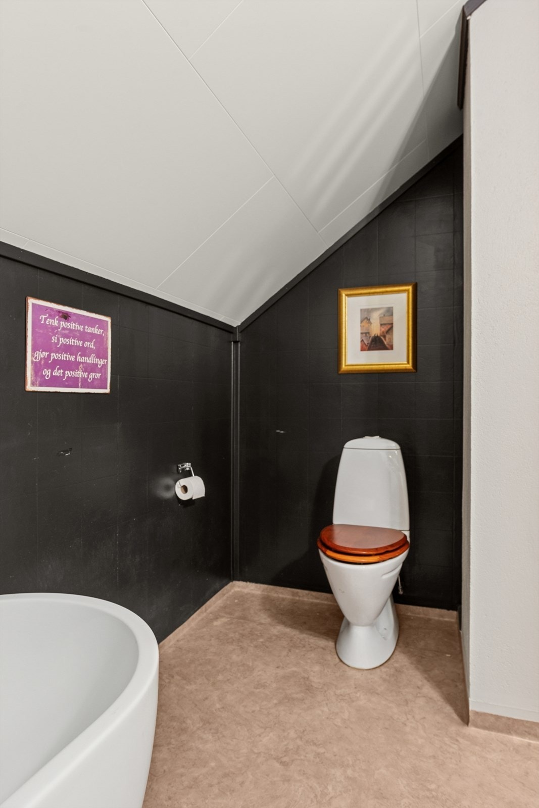 Gulvstående toalett. Det er også varmekabler i gulv. Galleribilde