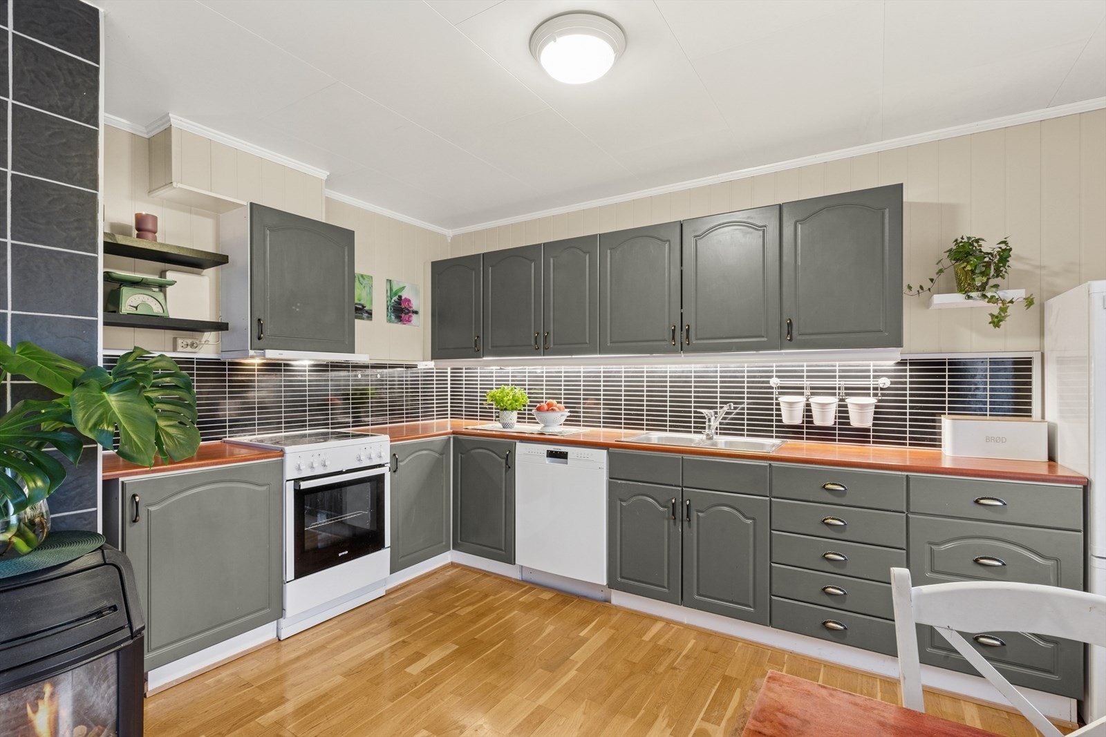 Tidløst kjøkken med alt en måtte trenge av både skap-, skuff- og benkeplass. Galleribilde