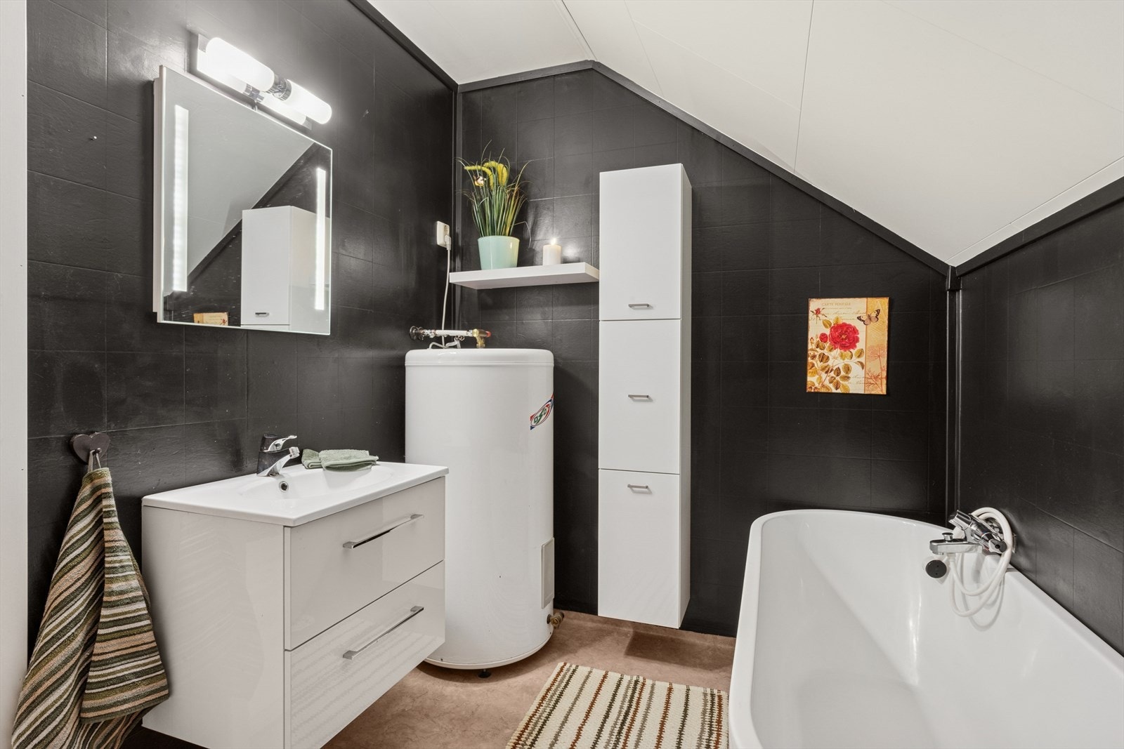 Bad utstyrt med et herlig badekar og en lys og moderne baderomsinnredning. Galleribilde