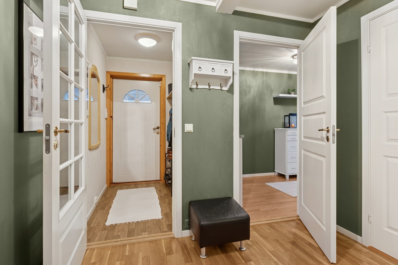 Velkommen inn! Lys og hyggelig entré og gang med plass for garderobe- og opphengsløsninger. Galleribilde