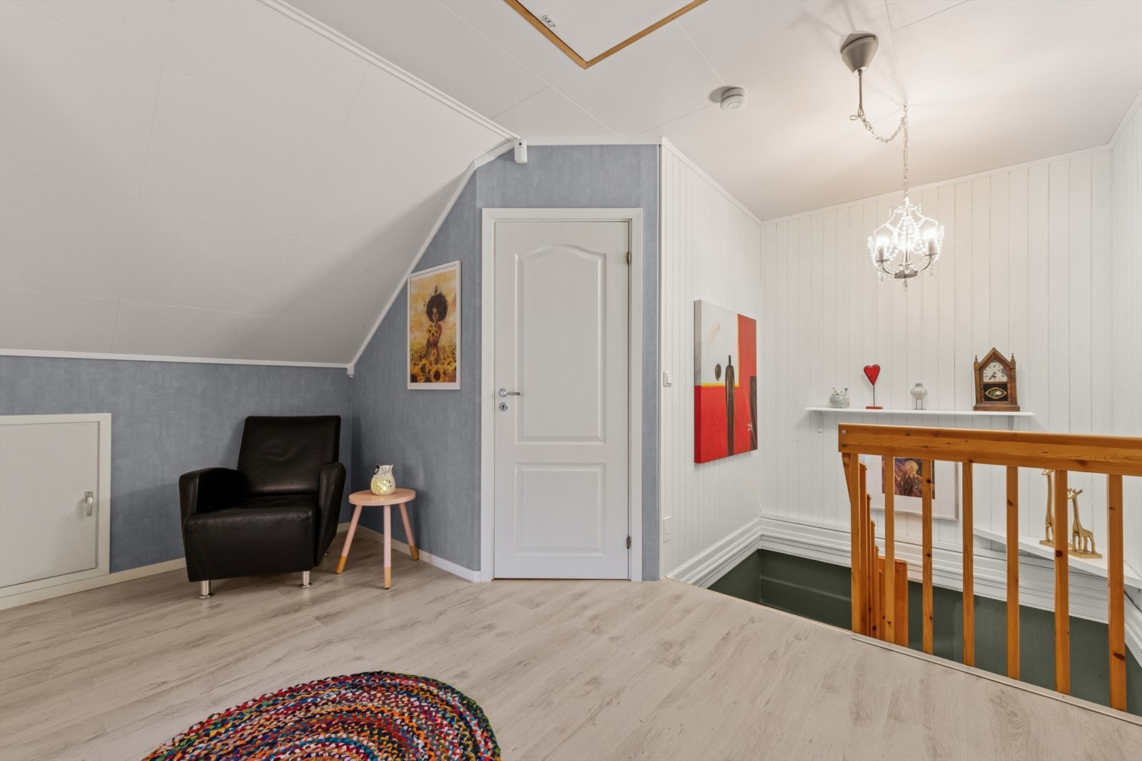 Her møter vi en flott liten tv-stue, lekerom eller annet en måtte ønske å benytte rommet til. Galleribilde