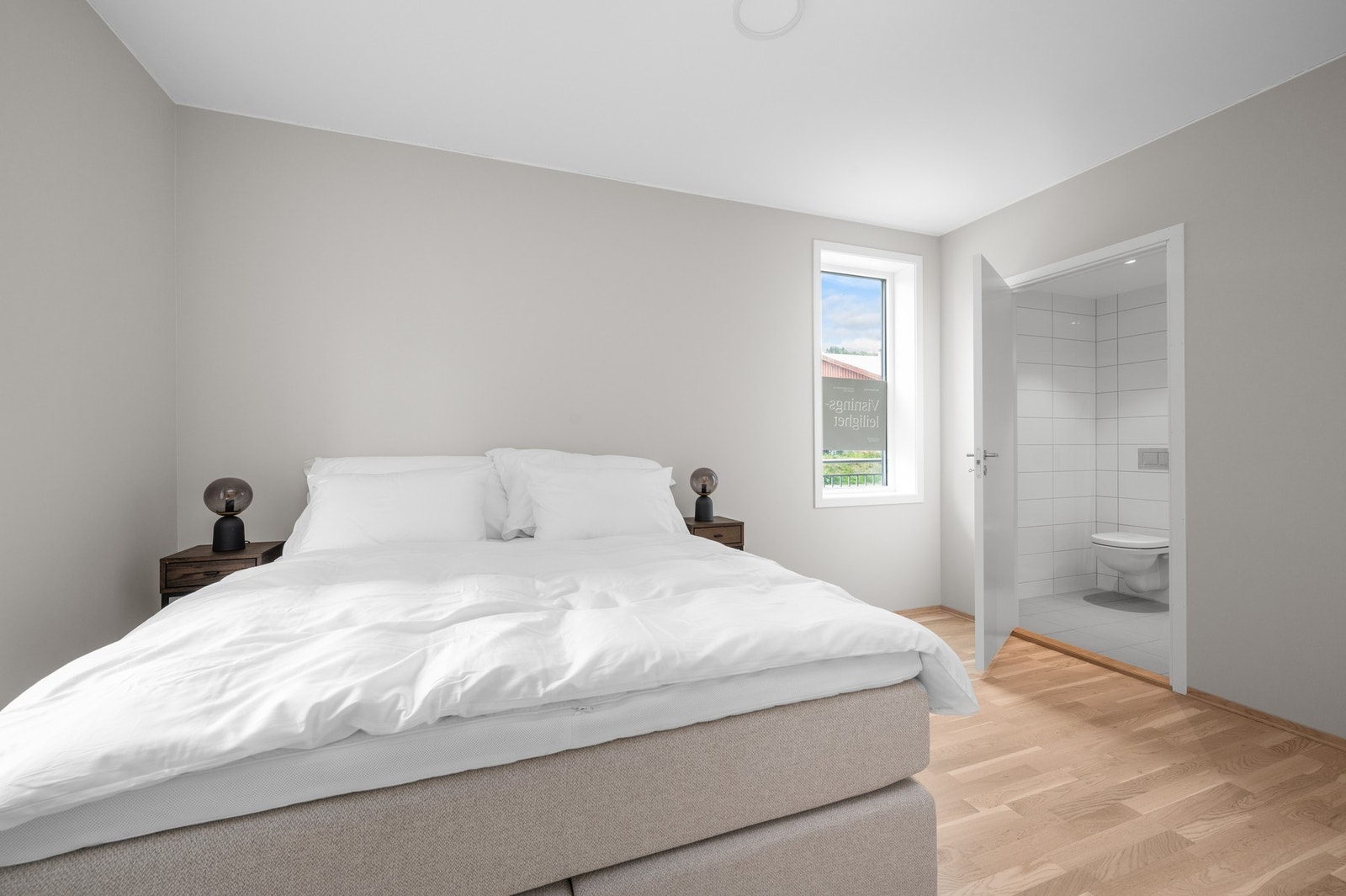 Tilknytning til eget bad fra hovedsoverommet. Galleribilde