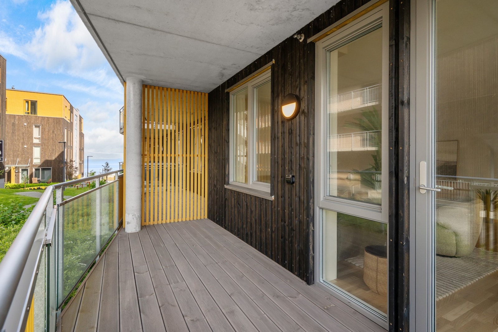 Terrasse på bakkeplan, på ca 10,3kvm. Galleribilde