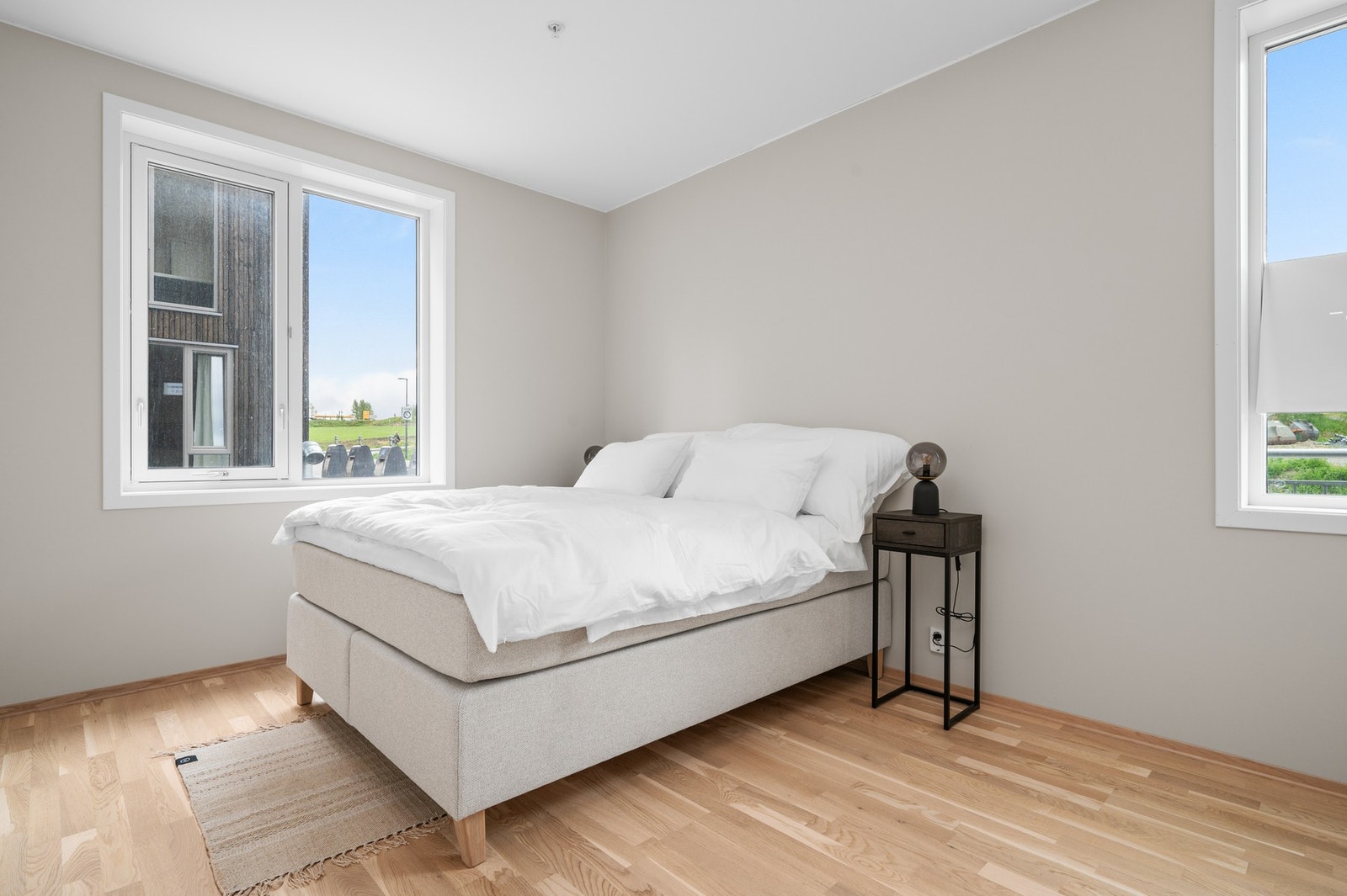 Hovedsoverommet er innbydende og romslig med sine 13kvm. Her har du god plass til oppbevaring/klesskap. Galleribilde