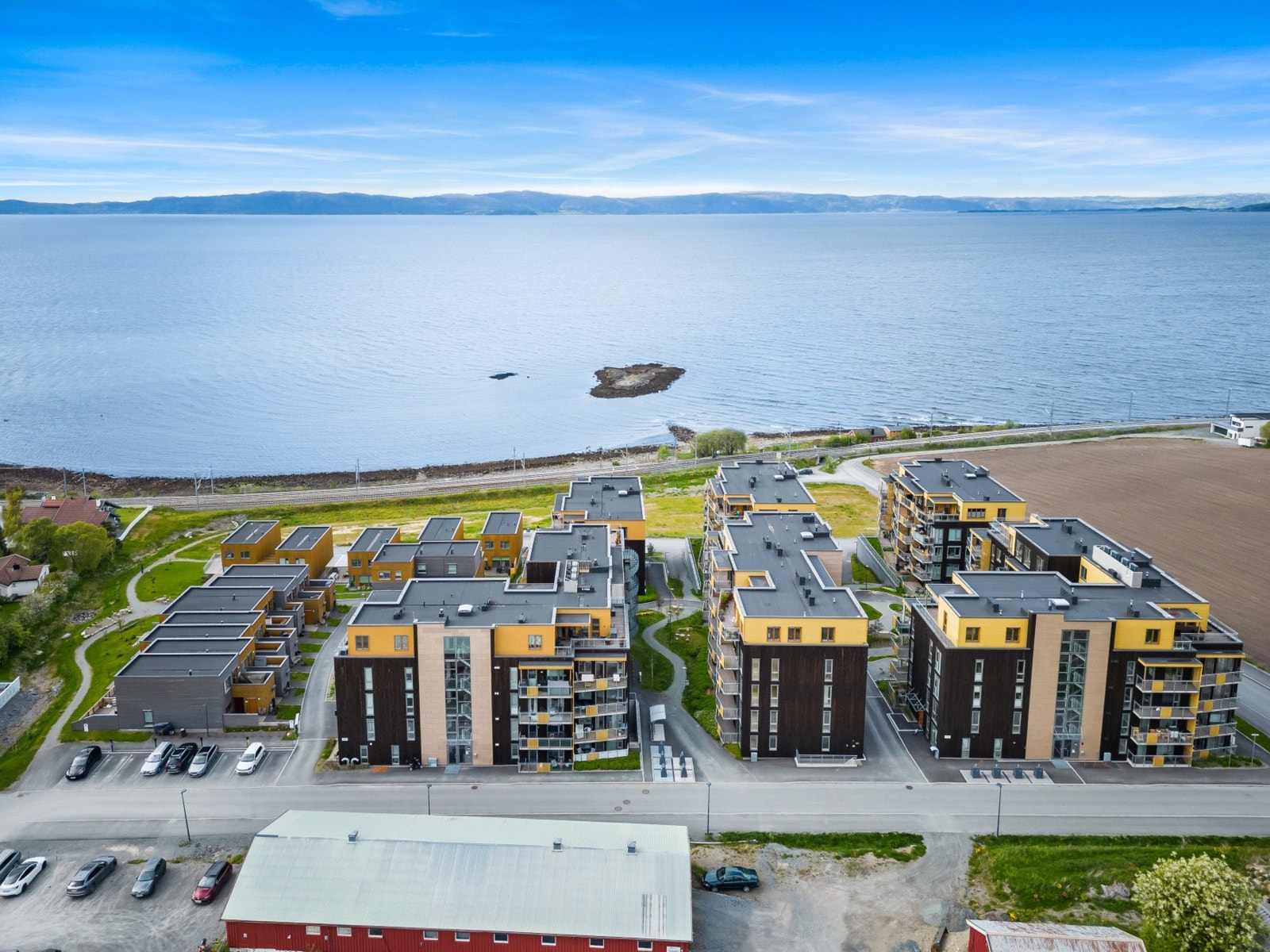På Vikhammerstrand har man sjøen som nærmeste nabo. Galleribilde