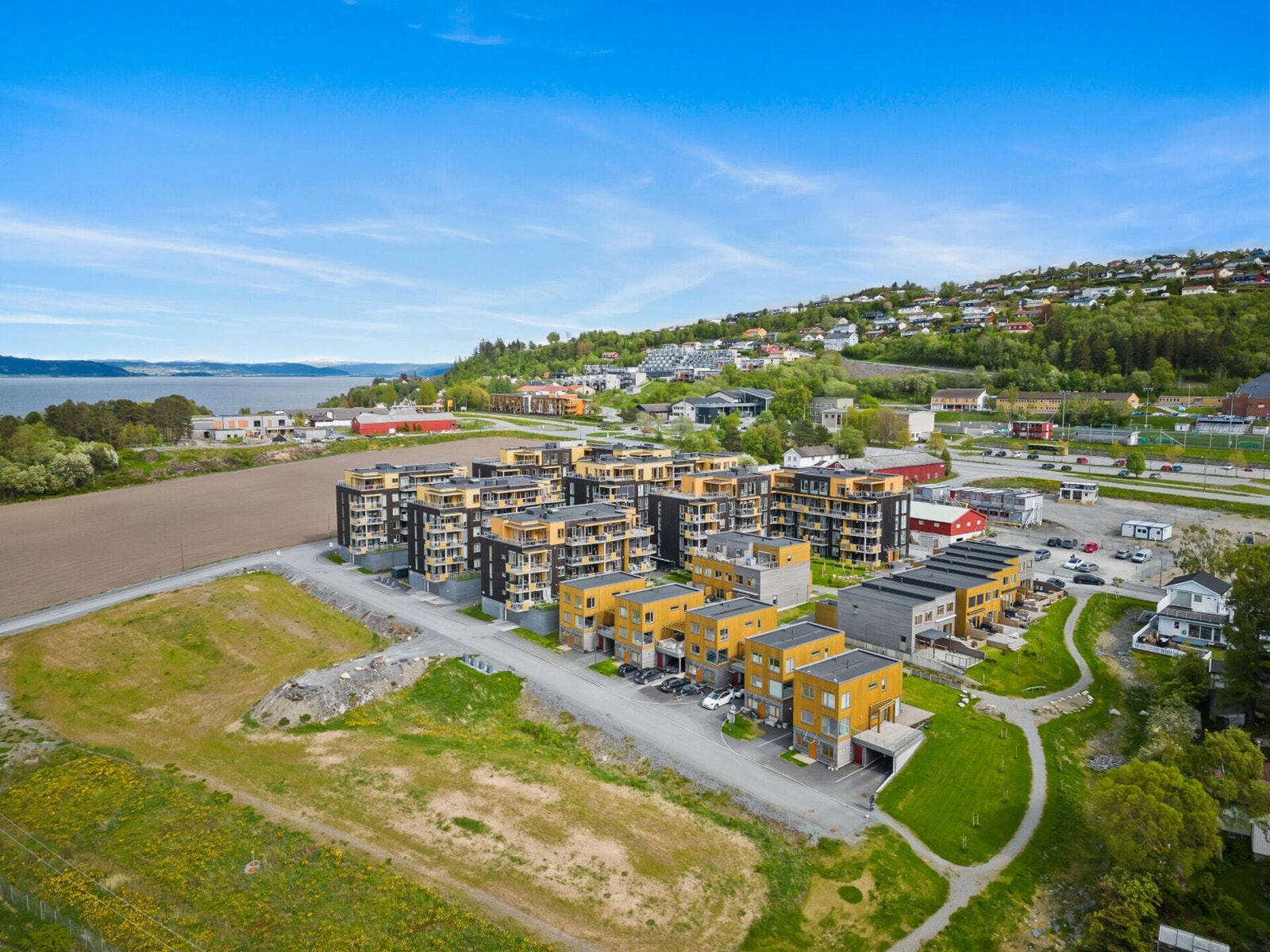 Leiligheten ligger i et ettertraktet boligområde i Vikhammer nært bla. både butikk, skole, barnehage, buss og tog Galleribilde