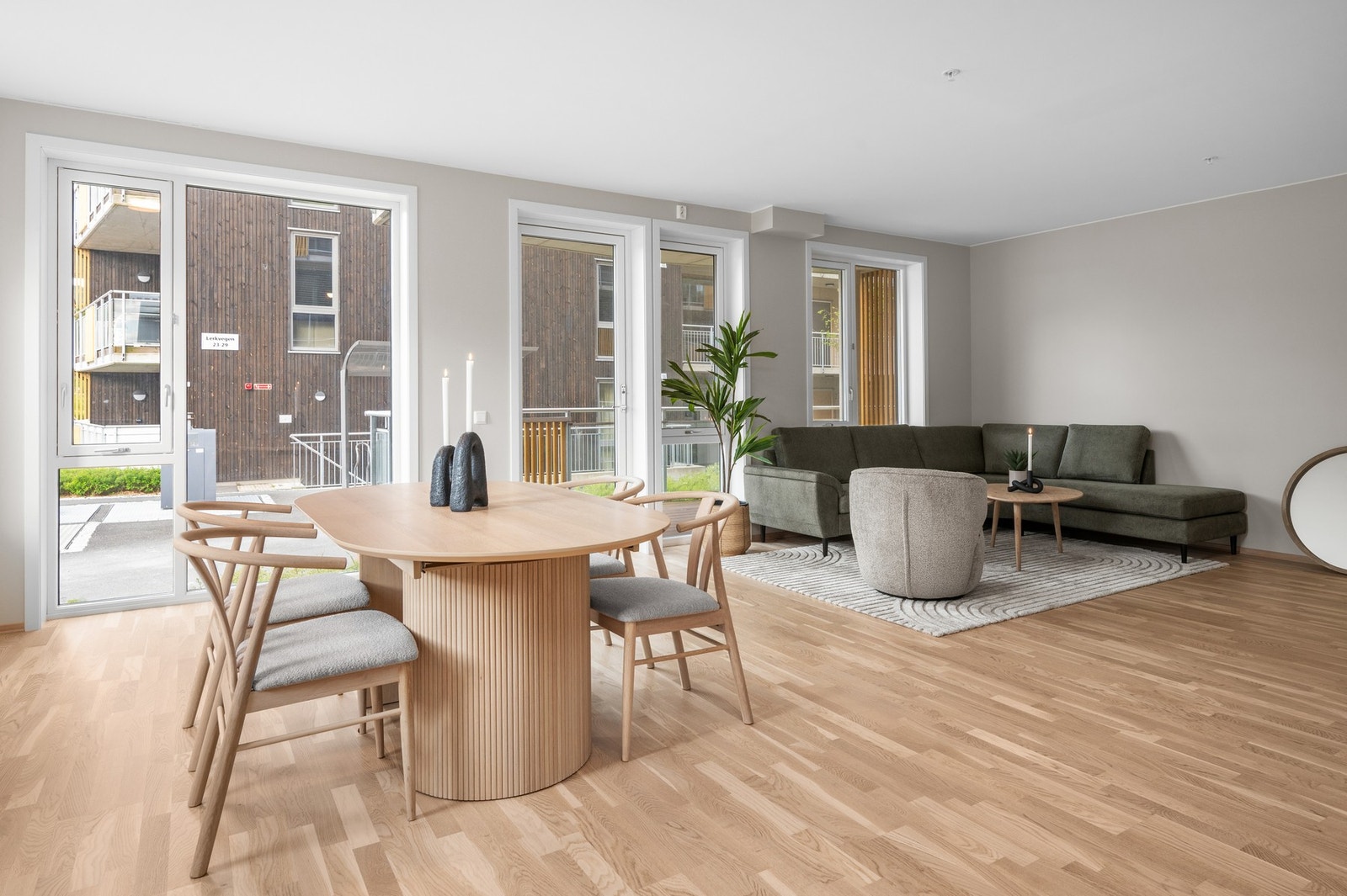 Store vindusflater som gir rikelig med lysinnslipp. Direkte utgang til terrasse. Galleribilde