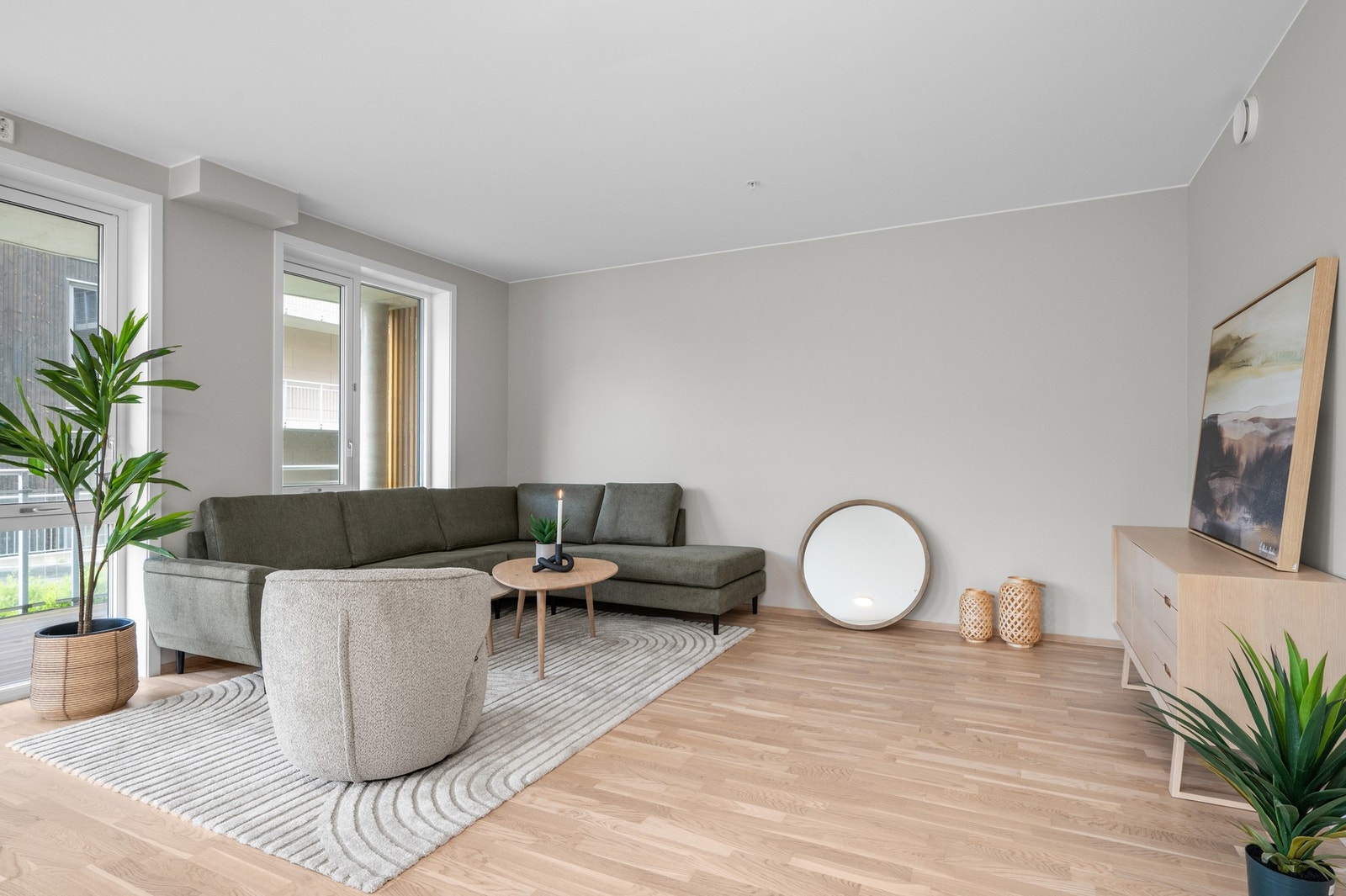 En moderne stue med delikat materialvalg og lune toner som gir en harmonisk atmosfære. Galleribilde