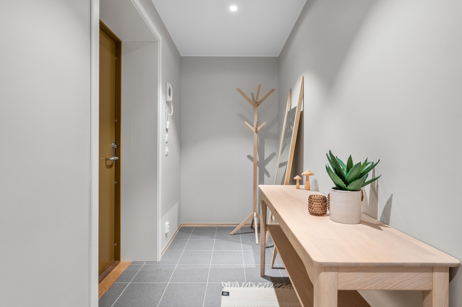 Innbydende inngangsparti med gode oppbevaringsmuligheter. Galleribilde