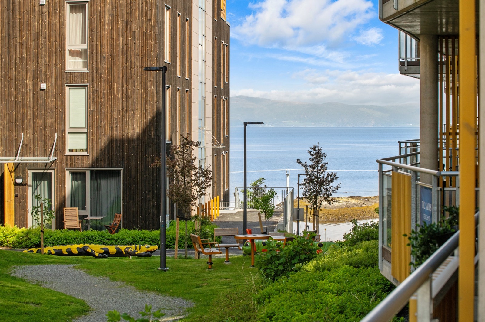 Vestvendt terrasse, med nærhet til sjøen. Galleribilde