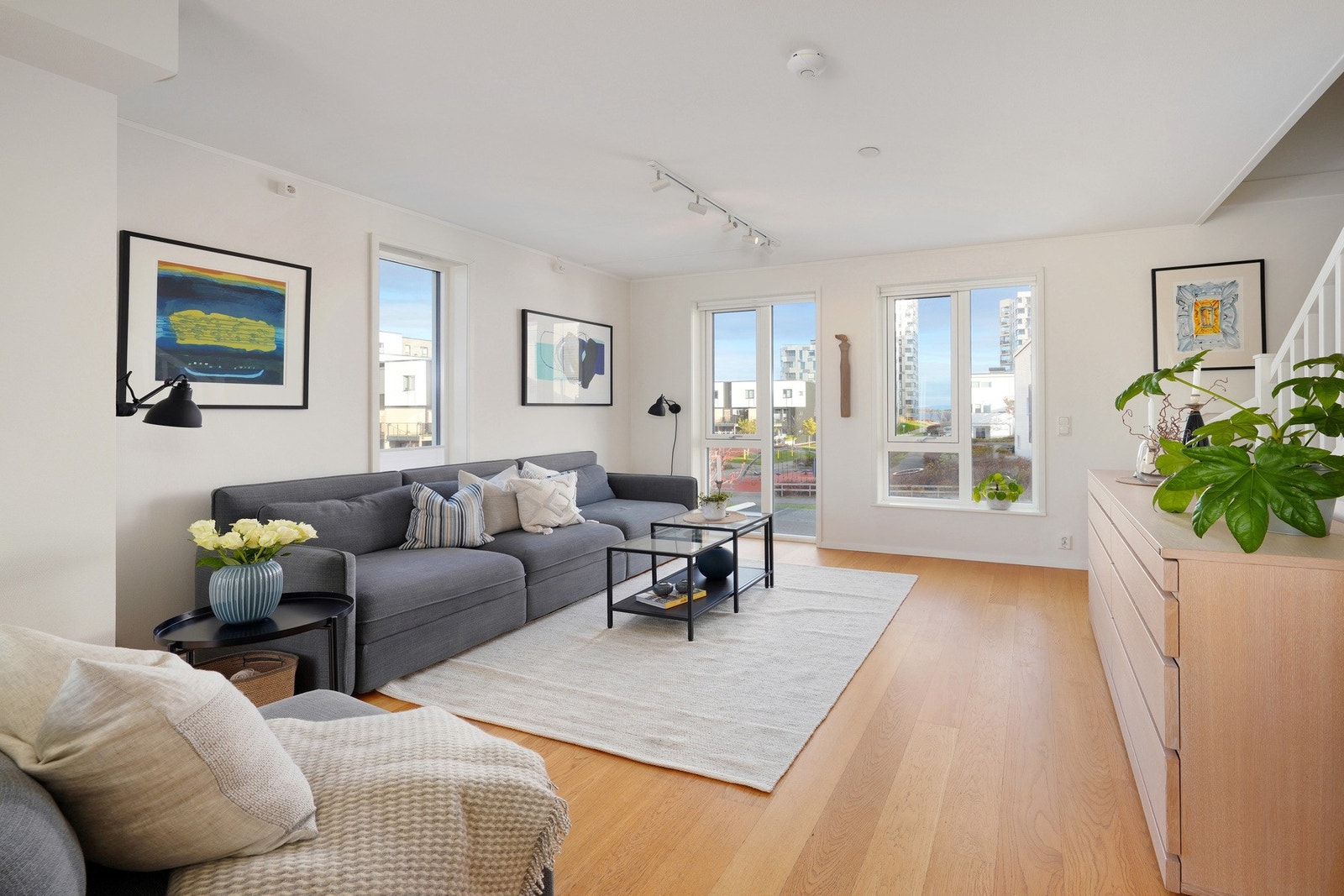 I og med at boligen ligger på enden har den også mer vinduer enn sammenlignbare boliger Galleribilde