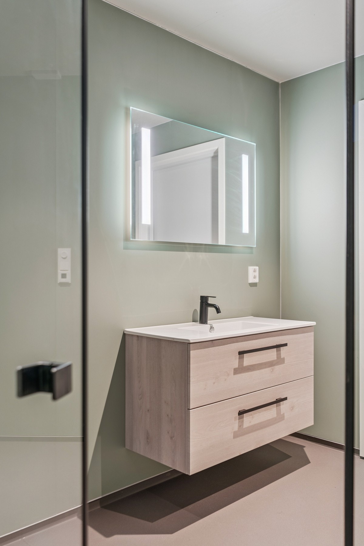 Det er balansert ventilasjon og termostatstyrte varmekabler Galleribilde