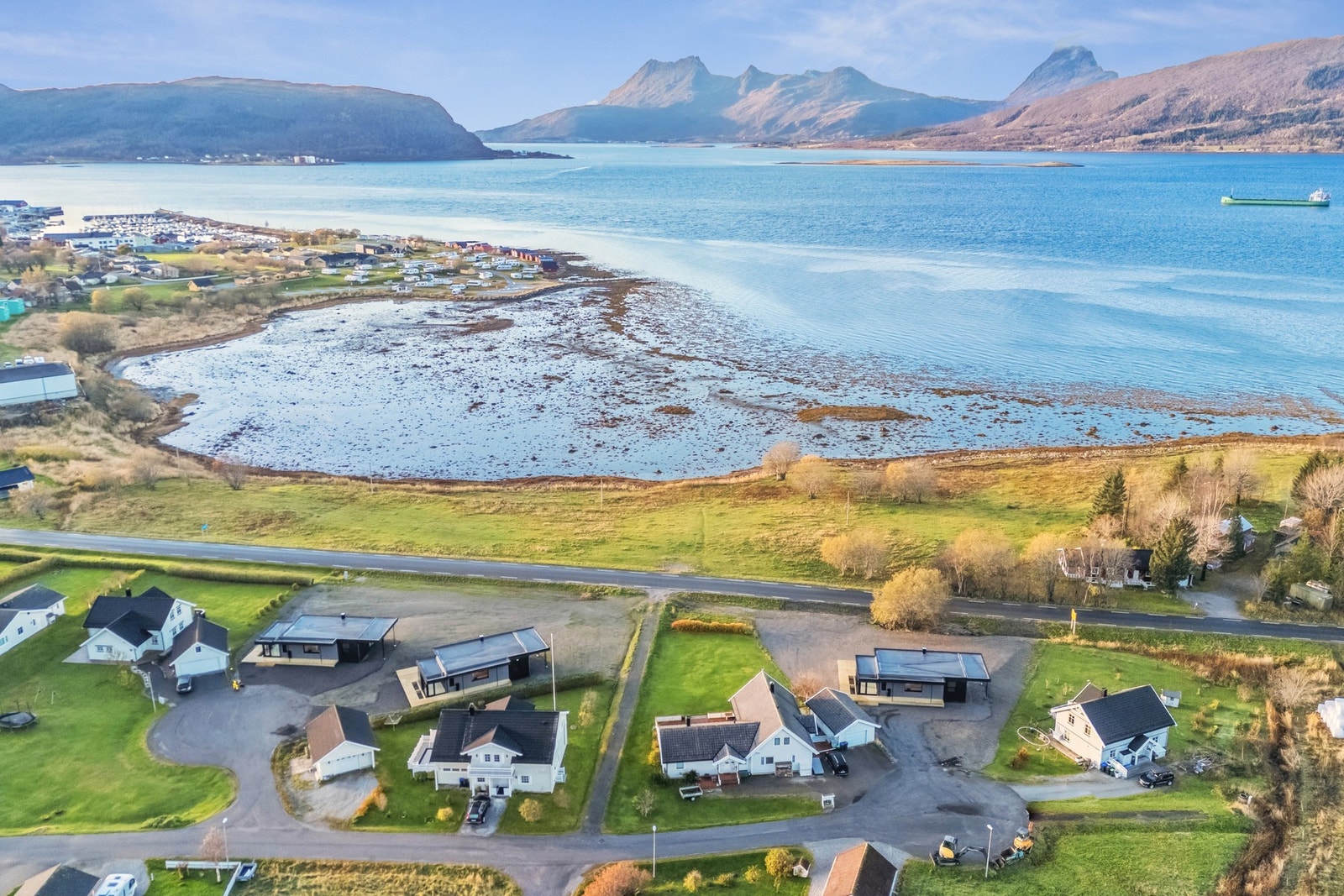 Her får du vakker utsikt over Nesnaøyene og lille Sjona Galleribilde