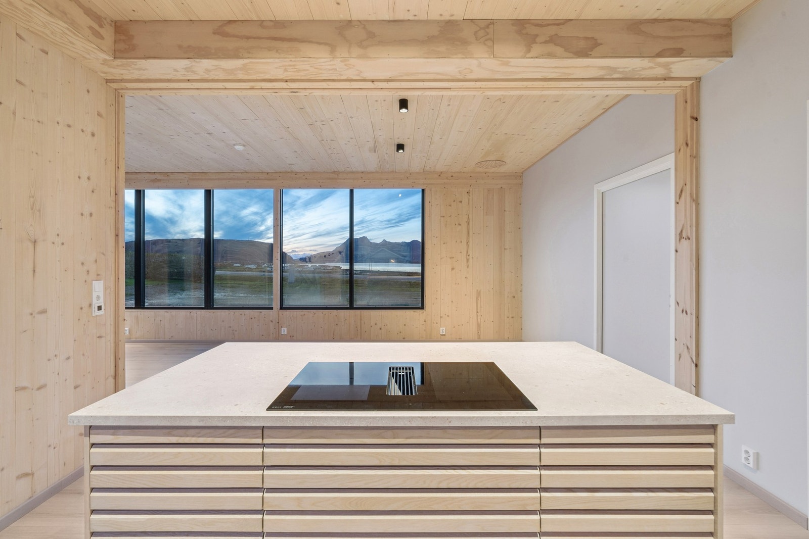 Boligen har flere store vindusflater som slipper inn mye naturlig lys Galleribilde