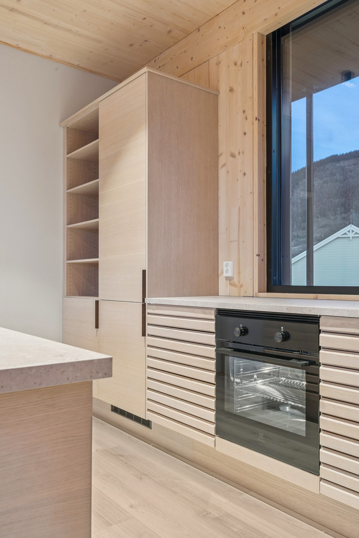 Det er kjøl/fryseskap, oppvaskmaskin, komfyr og induksjonstopp Galleribilde