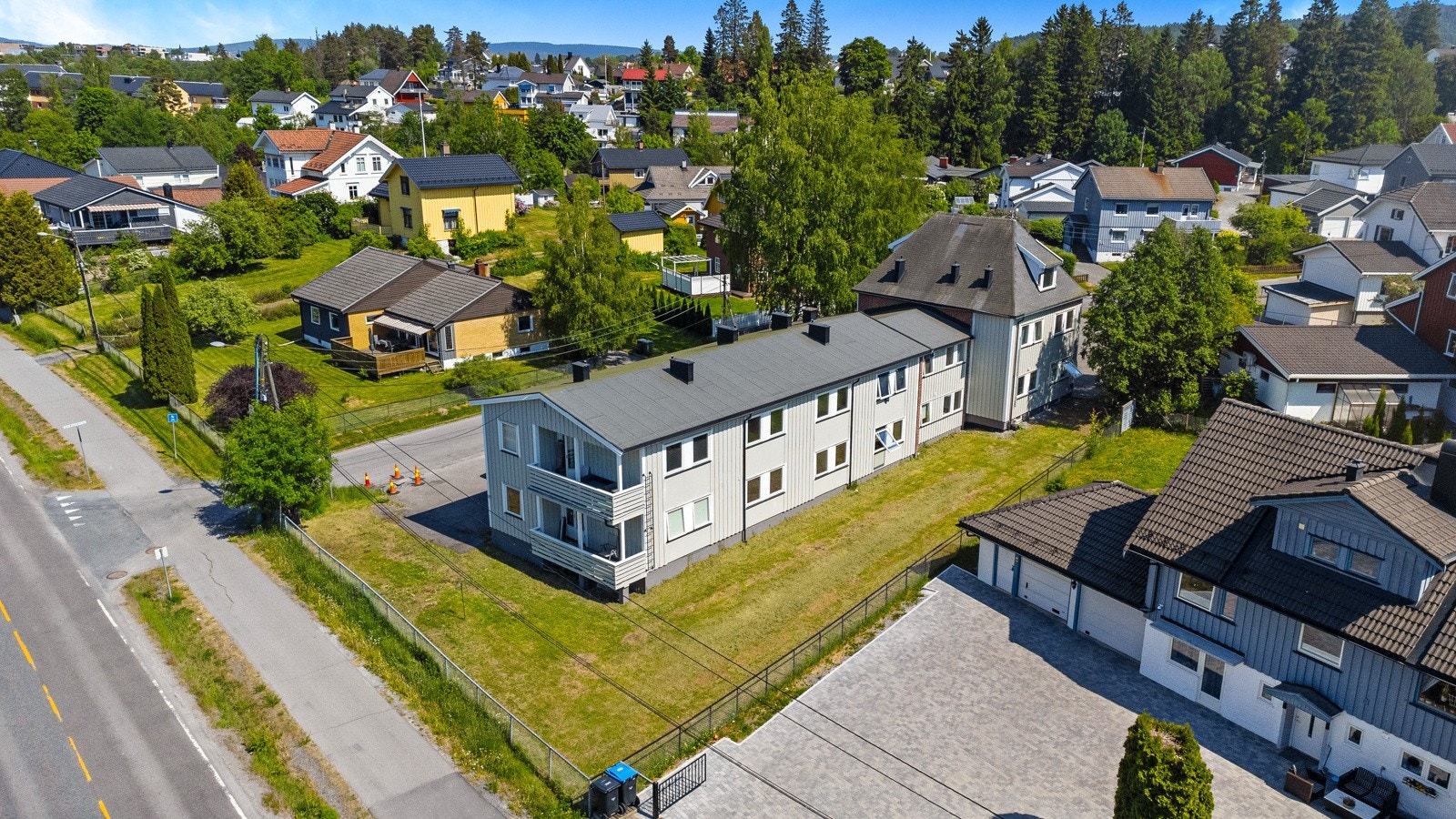 Eiendommen med grøntarealer Galleribilde