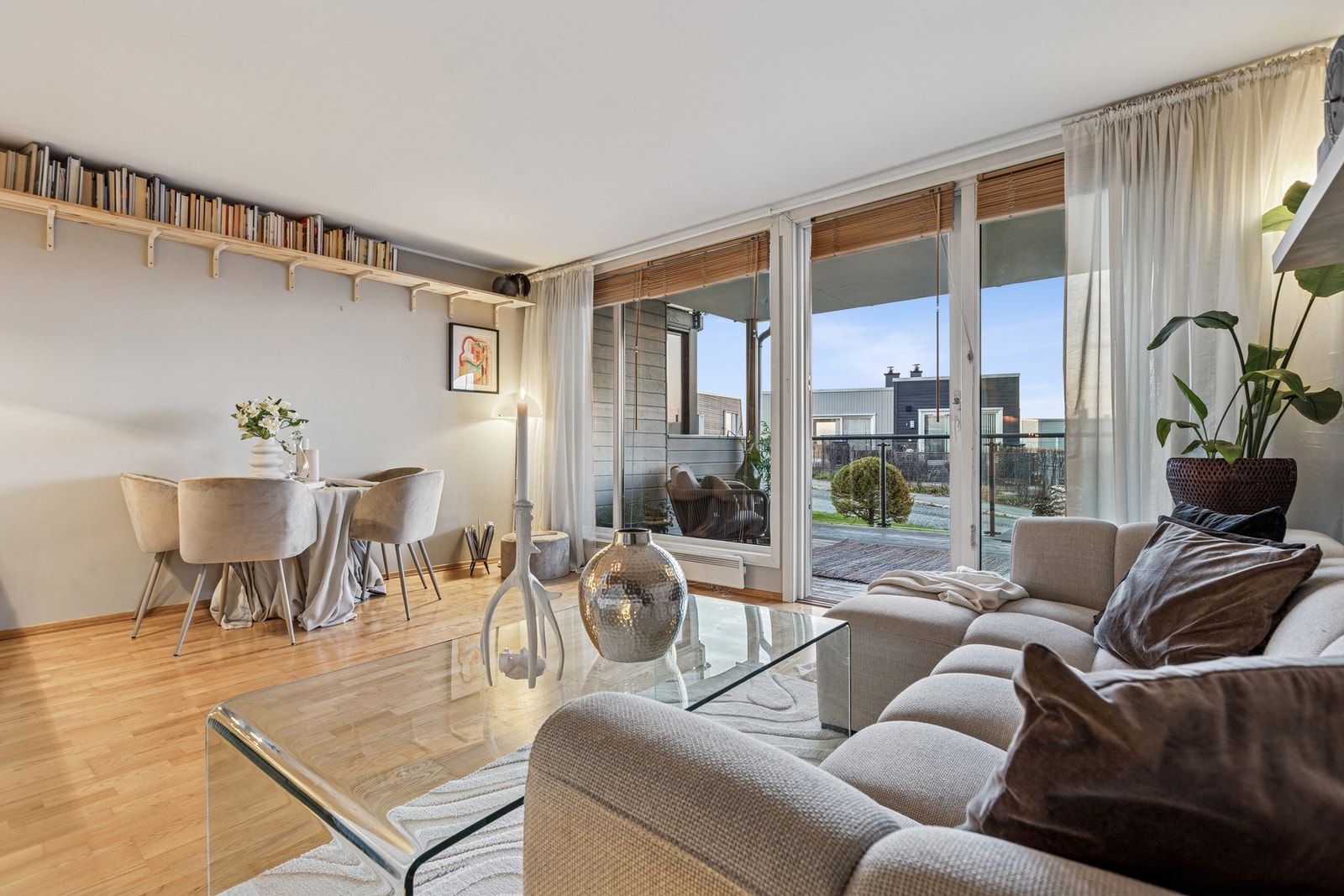 Her er det enkelt å kombinere både sofakrok og spiseplass. Galleribilde