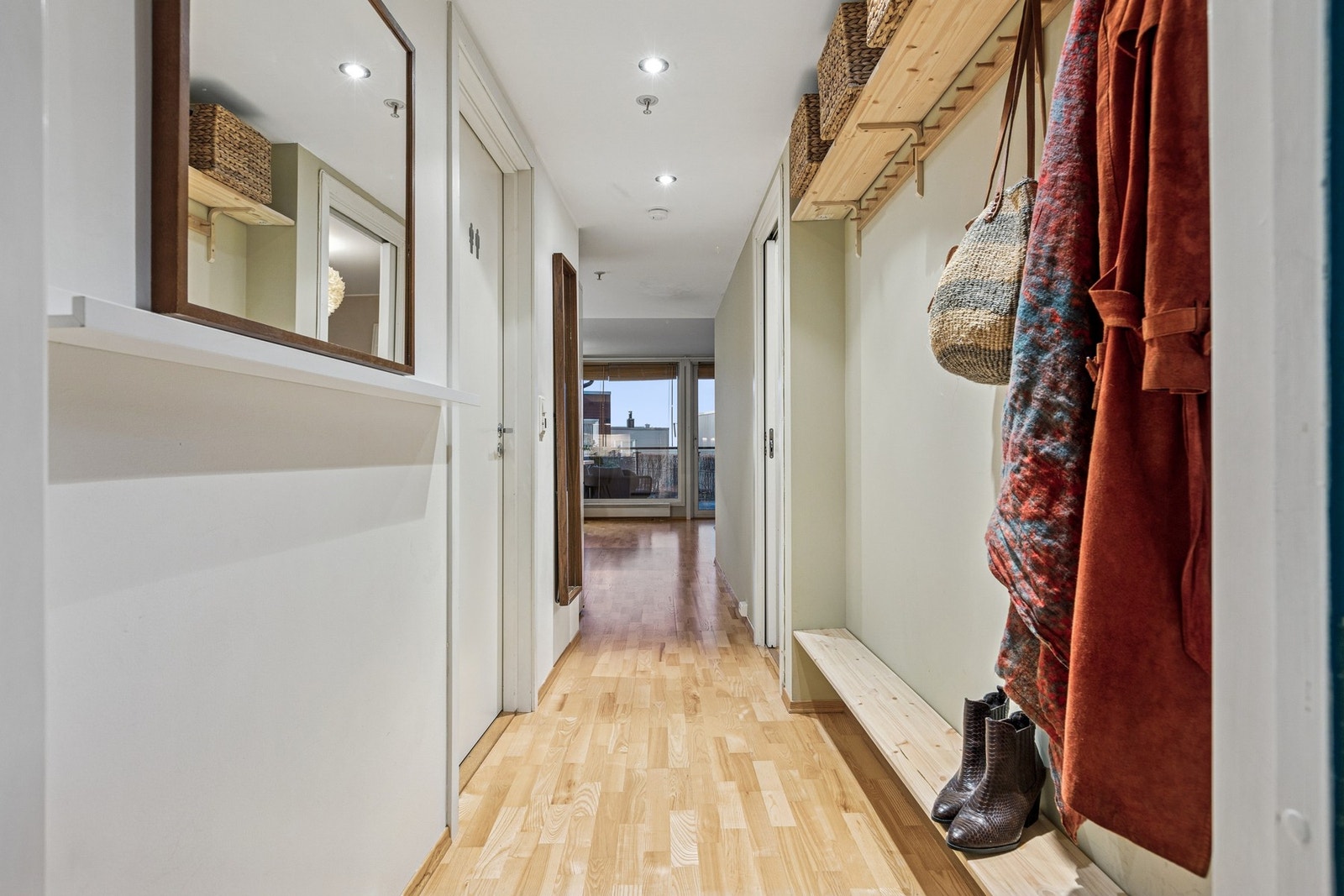 Praktisk entré med plass til oppbevaring. Galleribilde