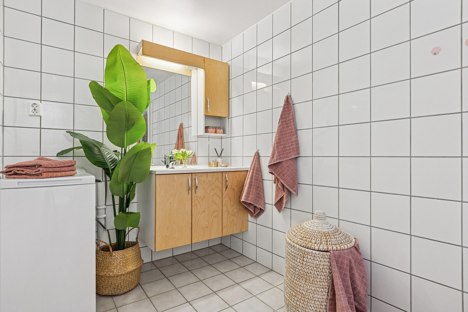 Badet er flislagt og har behagelig varme i gulvet. Galleribilde