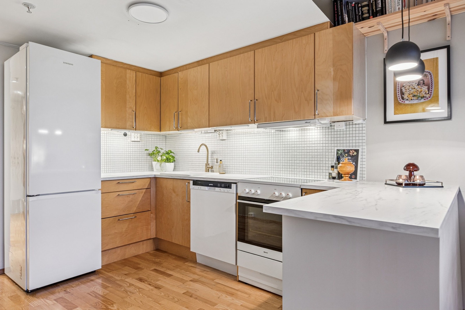 Praktisk kjøkken med god lagringsplass og smarte løsninger. Galleribilde