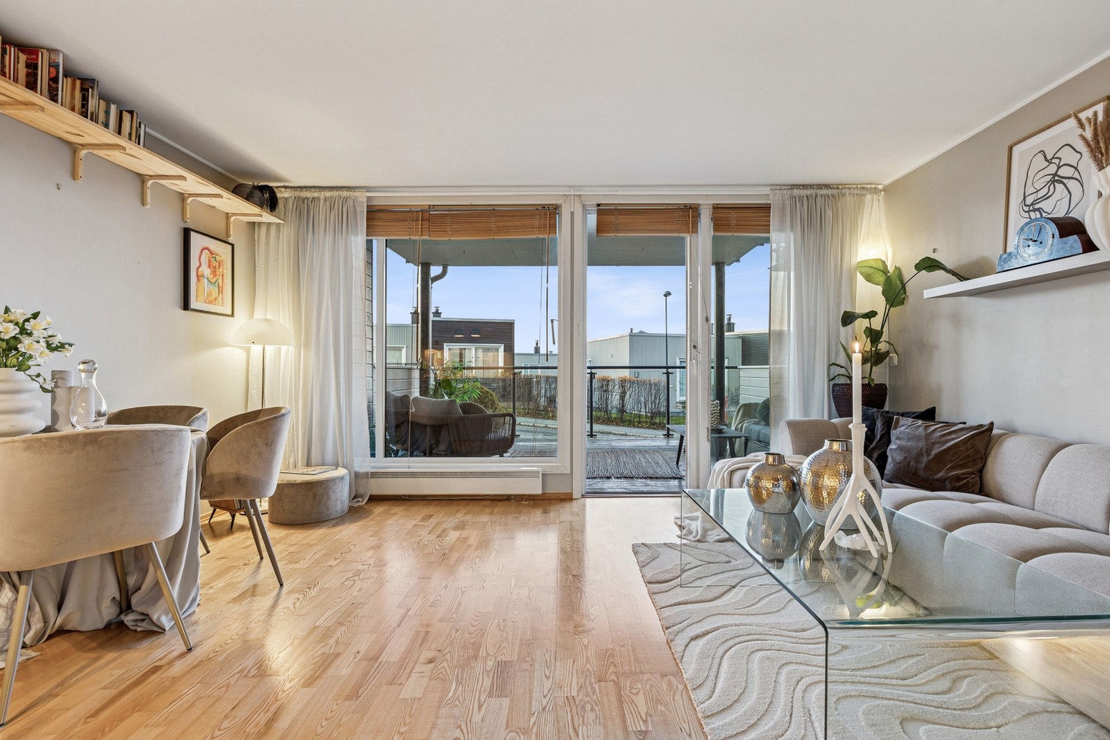 Fin stue med store vindusflater og naturlig lysinnslipp. Galleribilde