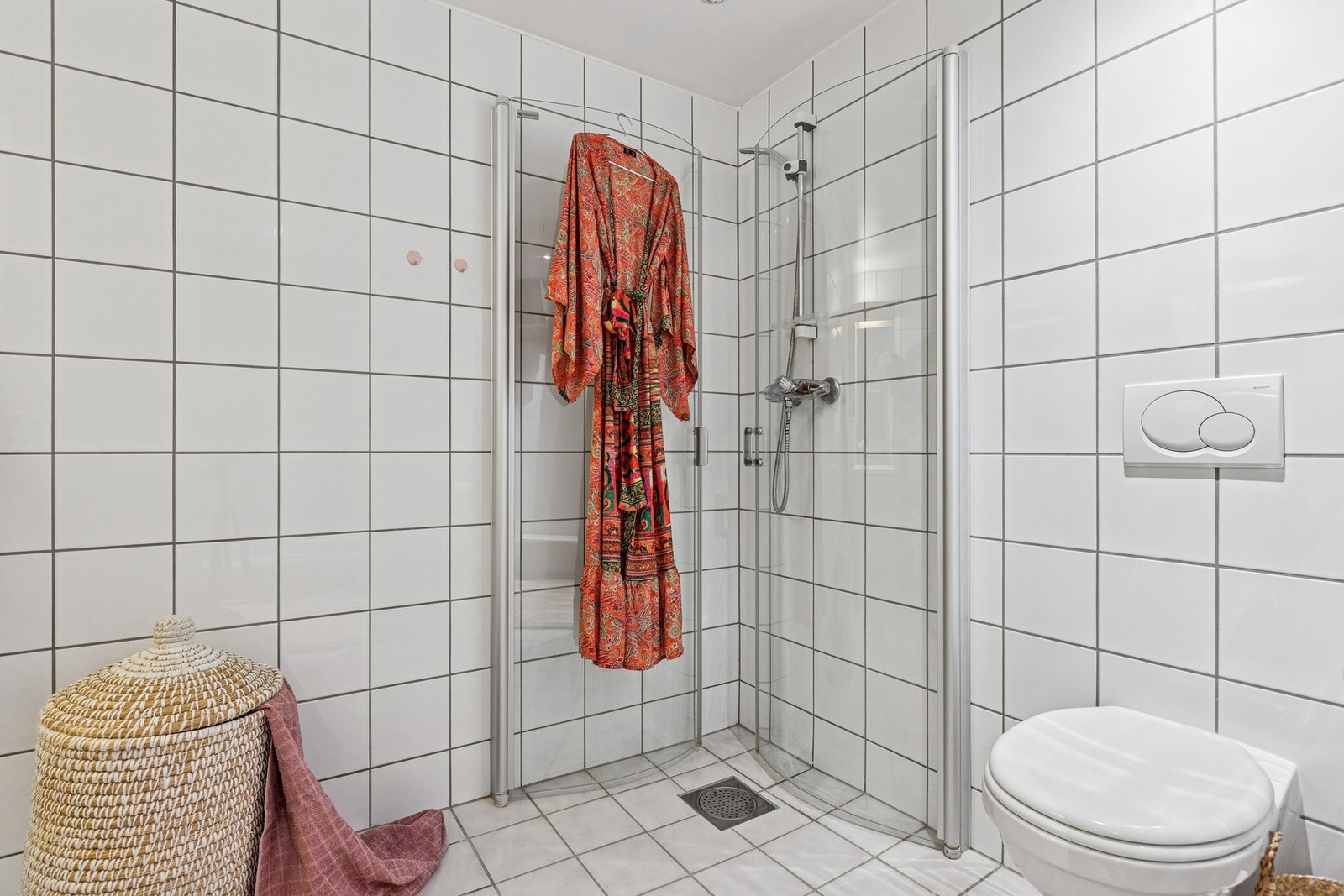 Badet har god plassutnyttelse med veggmontert wc og dusj med innfellbare dører. Galleribilde