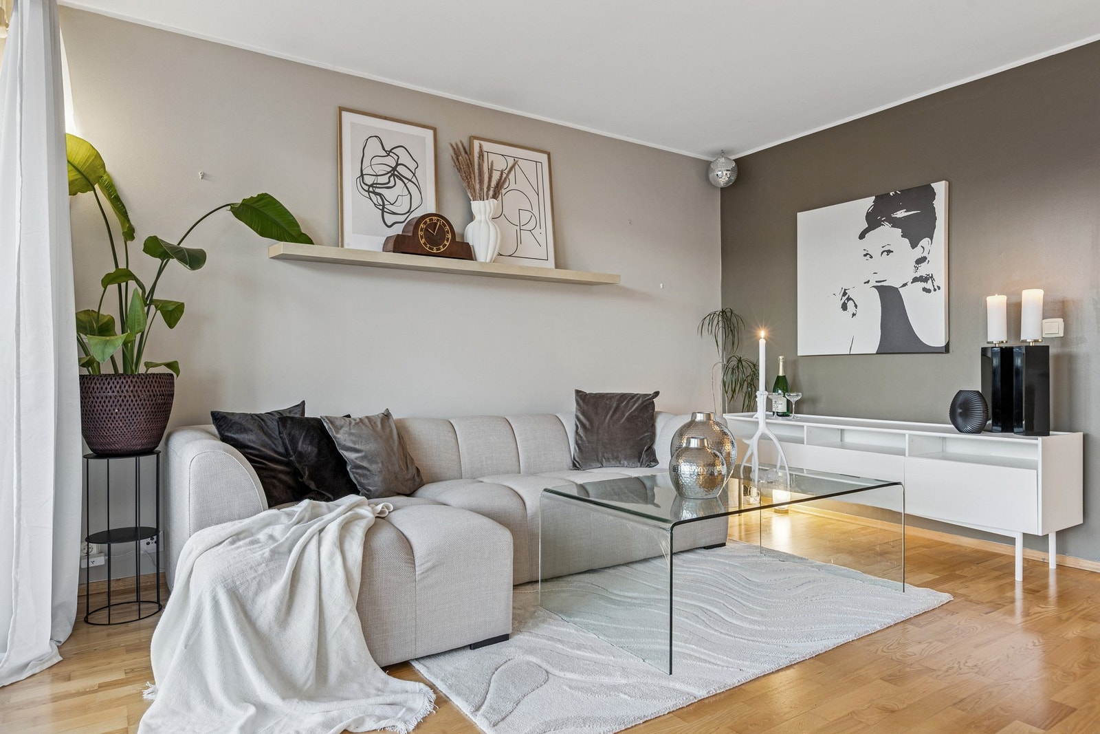 Lys og stilren sofakrok som skaper en moderne atmosfære. Galleribilde