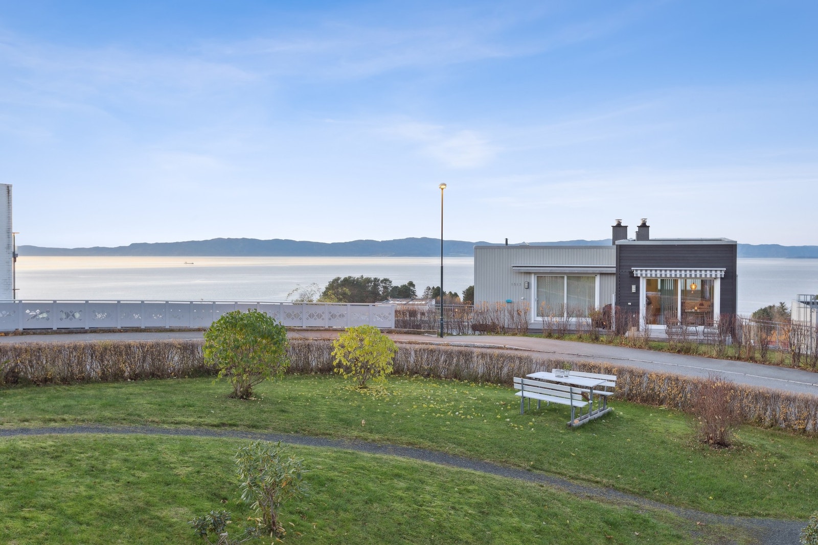 Fint opparbeidet uteområde med grøntarealer og benker gir ekstra trivsel for beboerne. Galleribilde