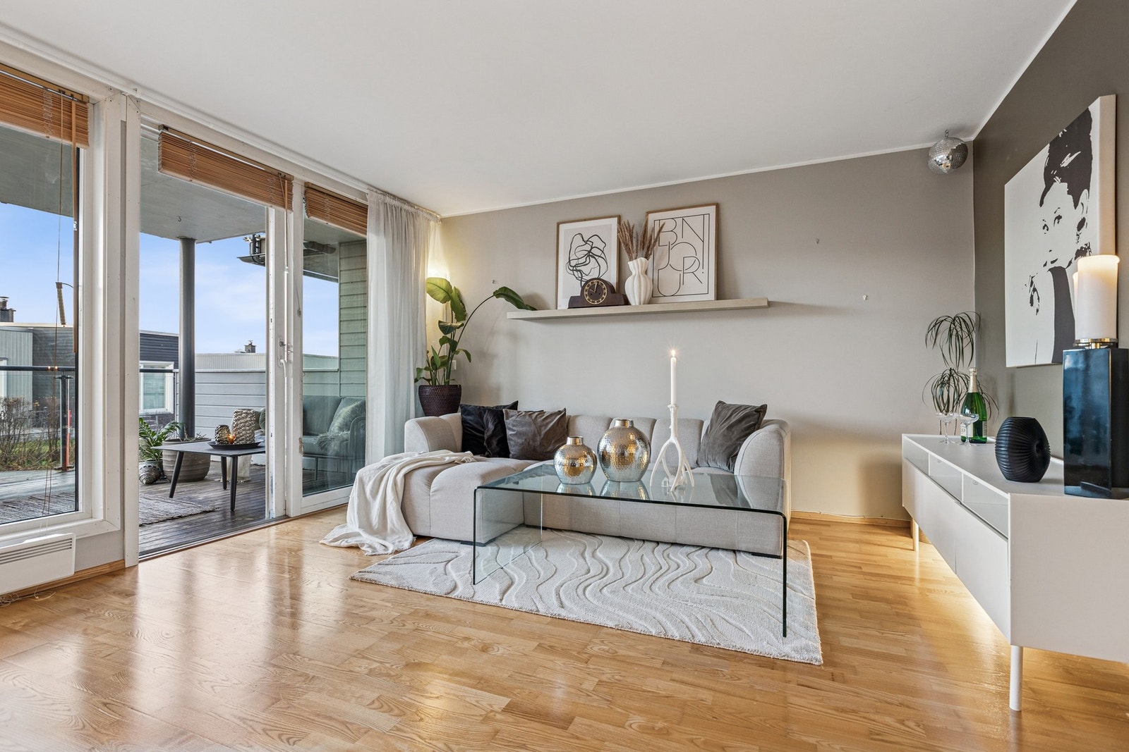 Fra stuen er det utgang til en romslig terrasse på hele 19 kvm. Galleribilde