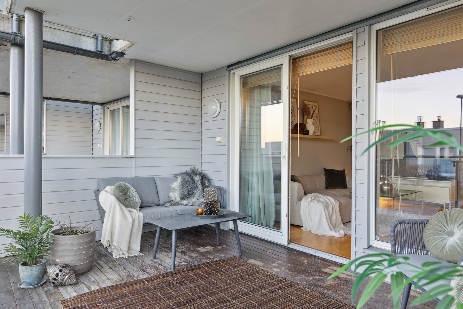 Den overbygde terrassen gjør det mulig å nyte uteplassen gjennom flere årstider. Galleribilde