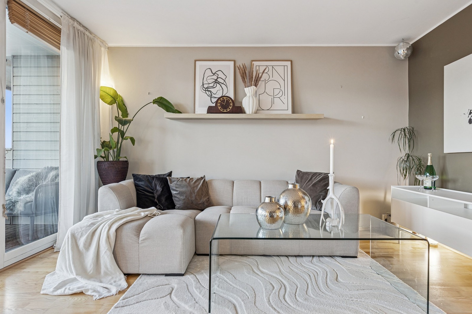 EIE eiendomsmegling v/Daniel Lanto har gleden av å presentere Vikhovlia 1802! Foto: Robin Hope Syrstad. Galleribilde