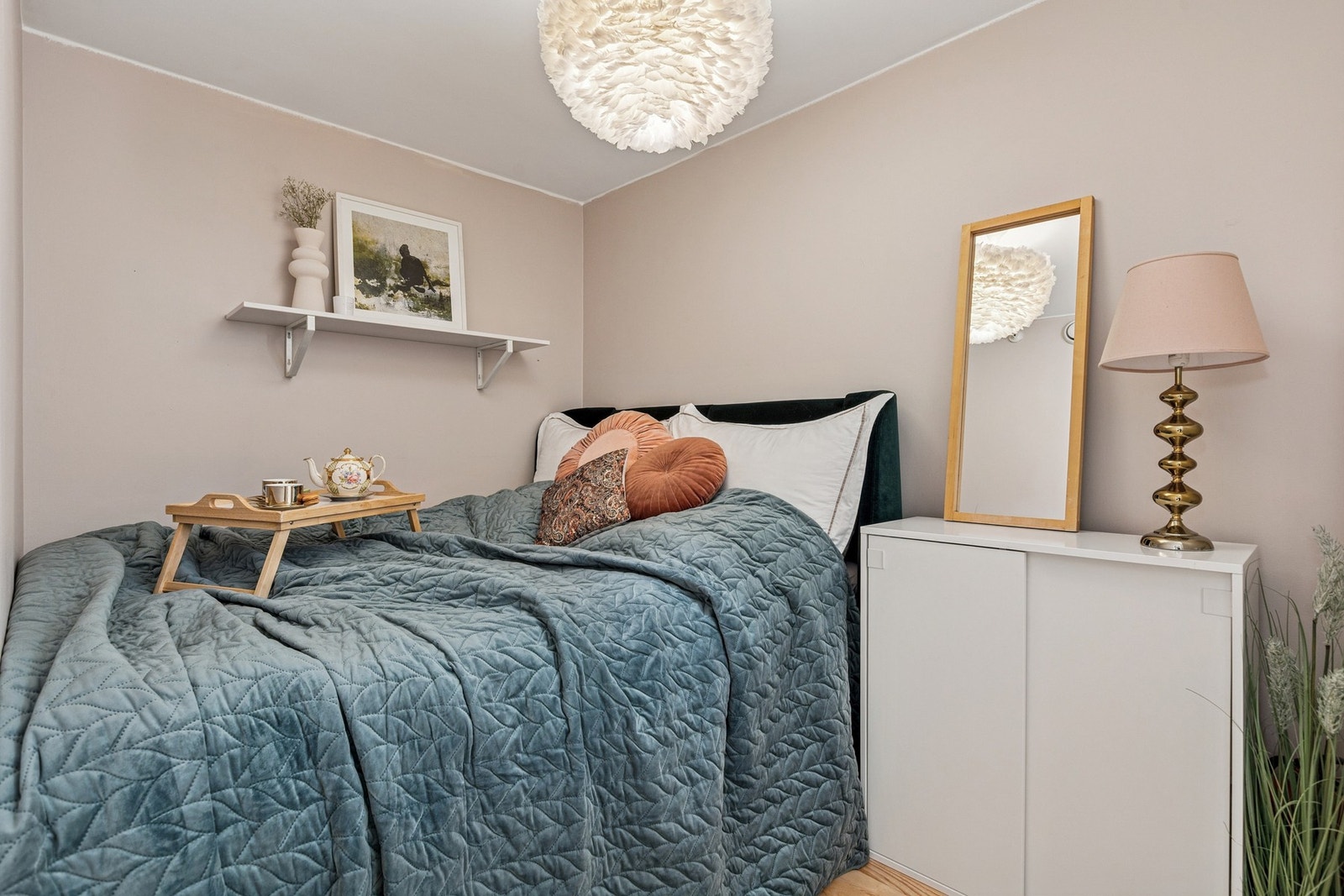 Elegant soverom malt i en behagelig nyanse, med god plass til dobbeltseng og nattbord. Galleribilde