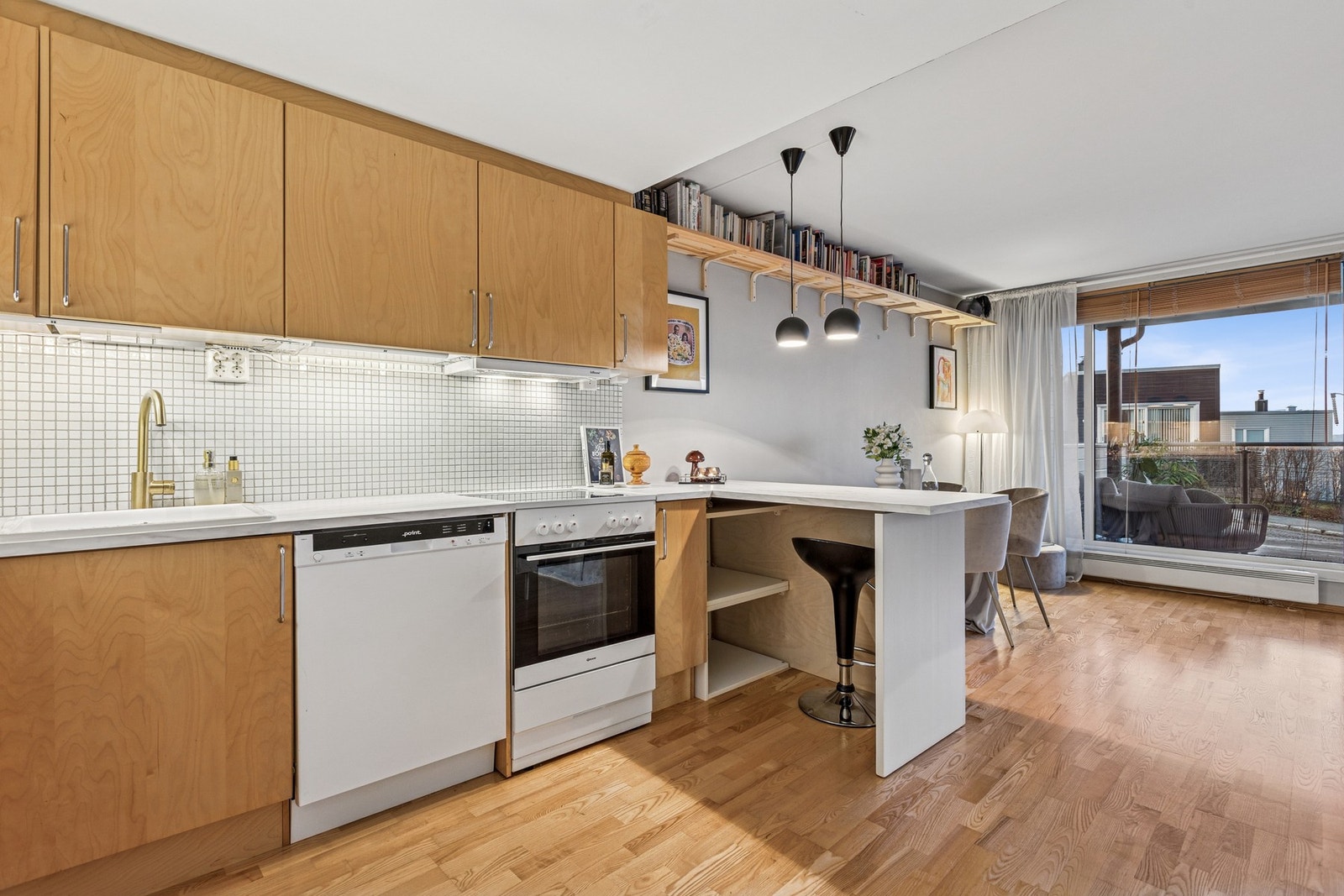 Stue og kjøkken i åpen løsning som gir en sosial romfølelse. Galleribilde