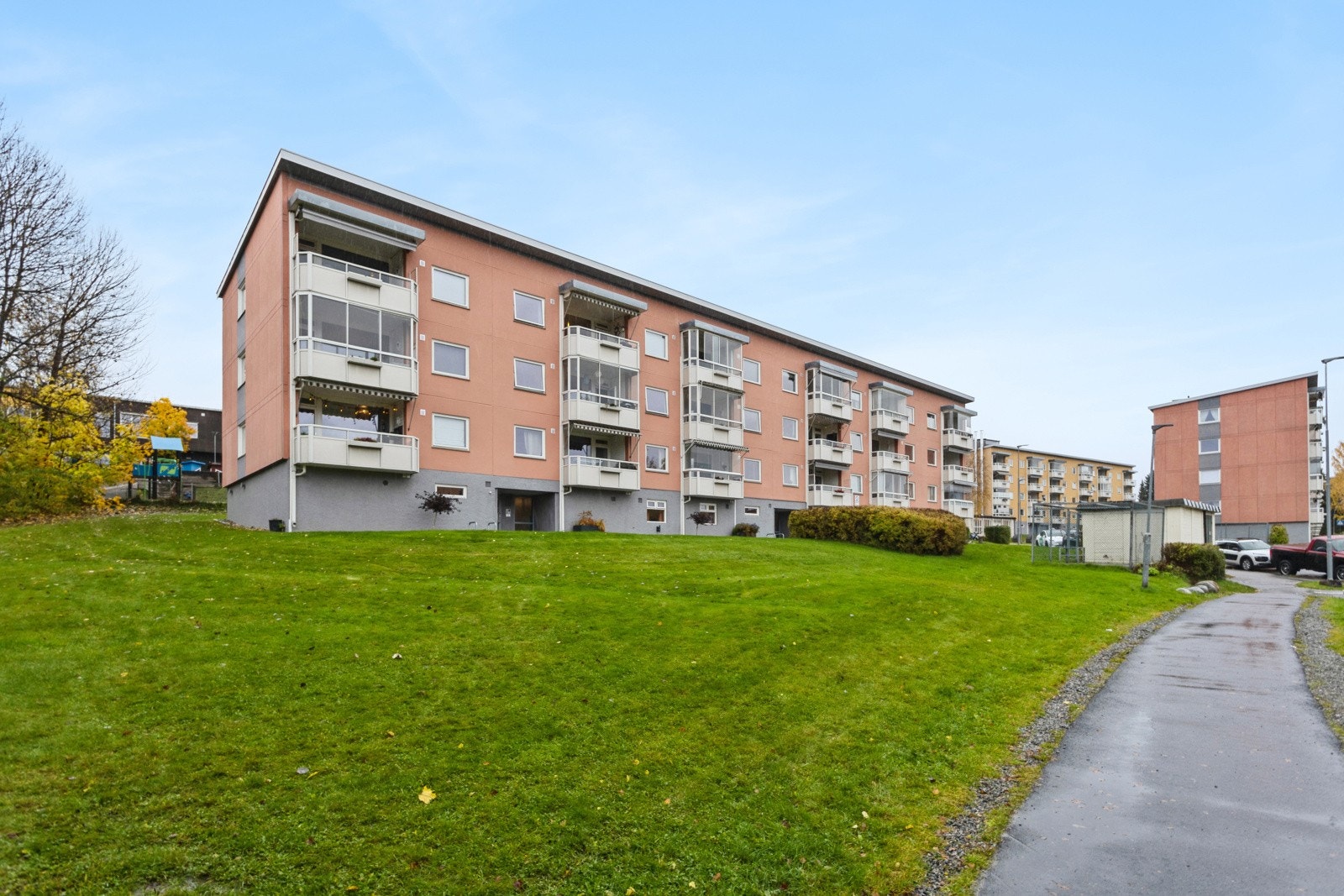 Boligen ligger solrikt og fint til sentralt på Høyenhall med nærhet til buss, t-bane og Manglerud senter. Galleribilde