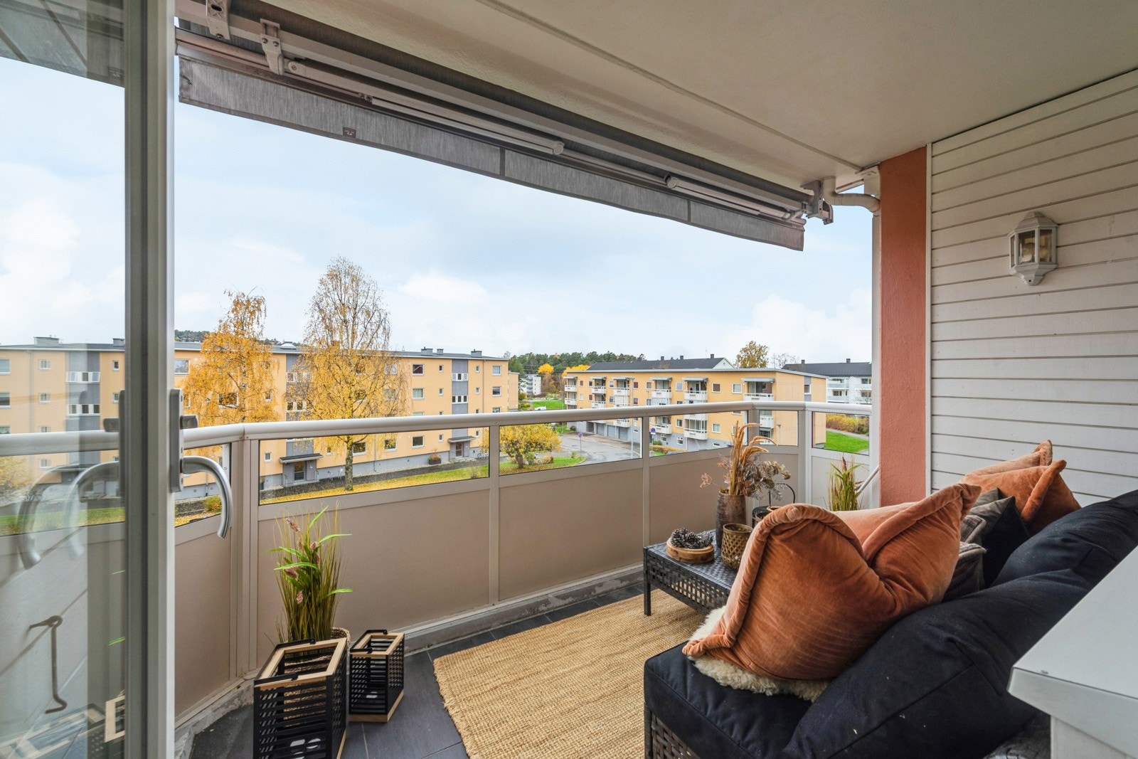 Overbygd balkong med utsikt mot nærområdet. Galleribilde