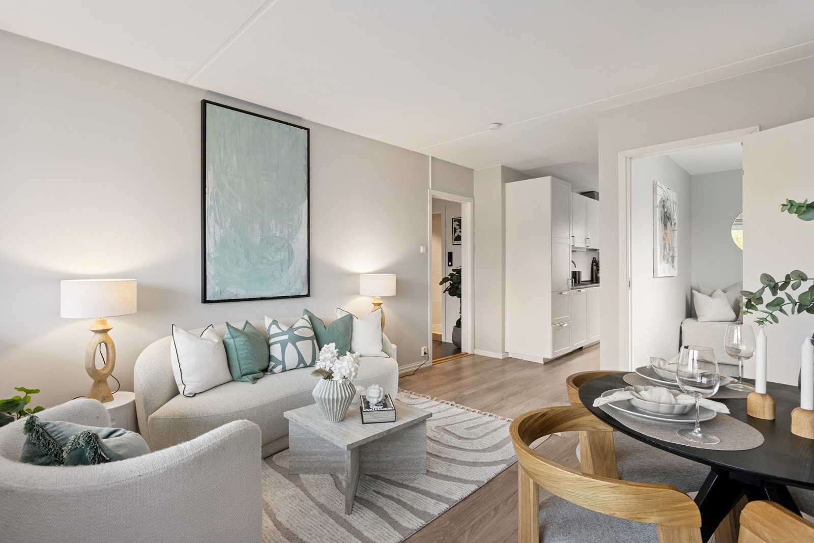 Stue med plass til spisebord i tillegg til sofagruppe. Galleribilde